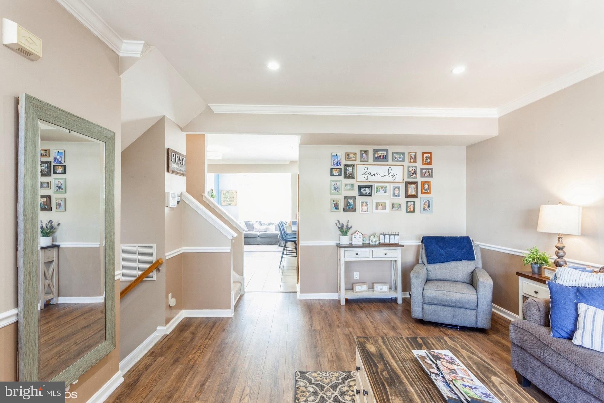 CONSTANT FRIENDSHIP - Residential