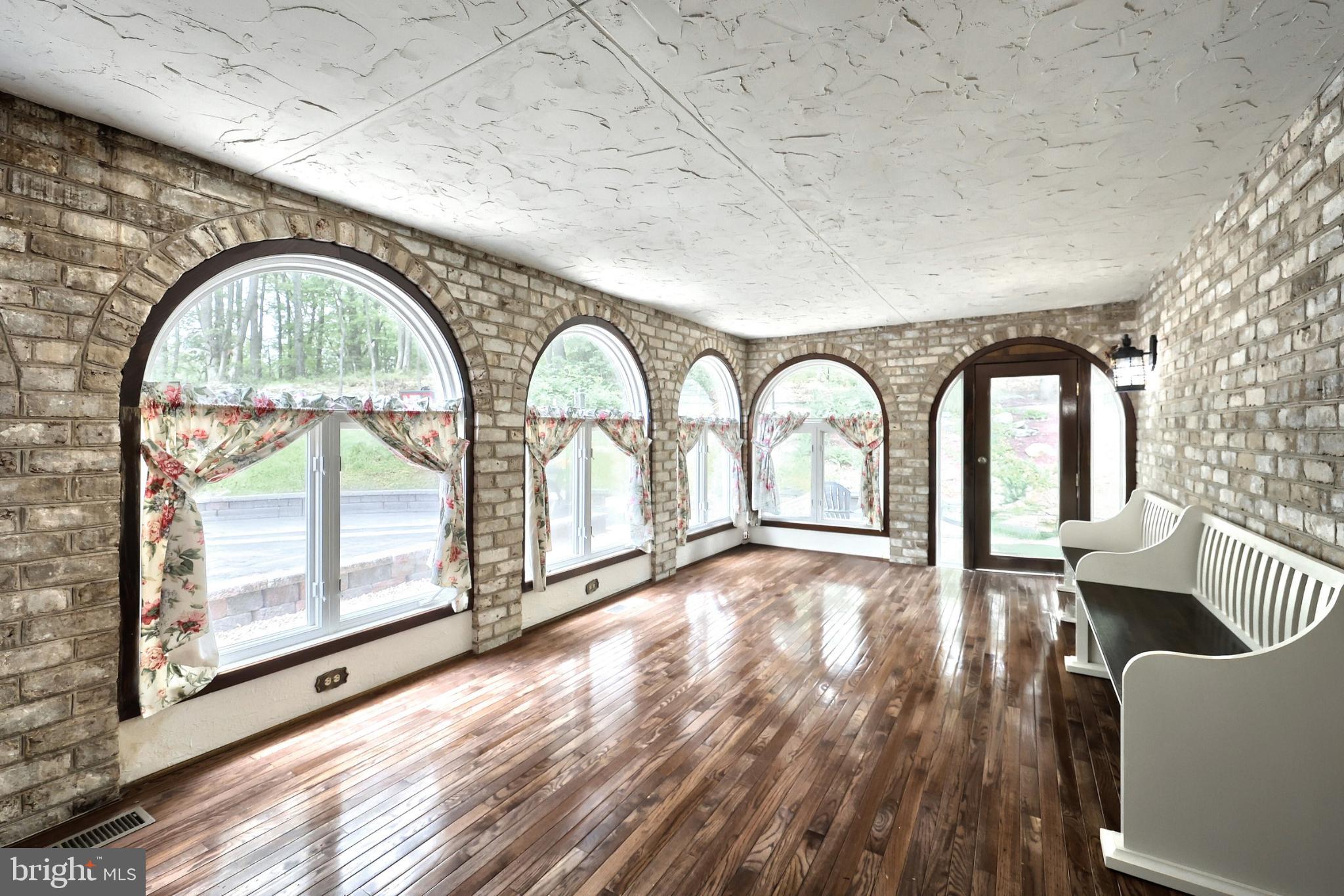 LAUREL WOODS - Residential