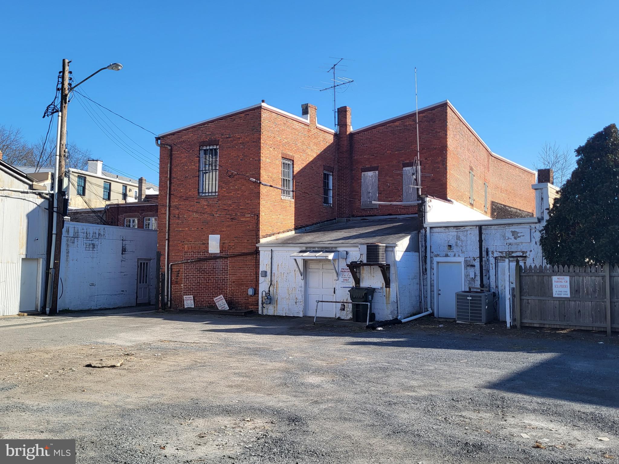 Main image without alt text