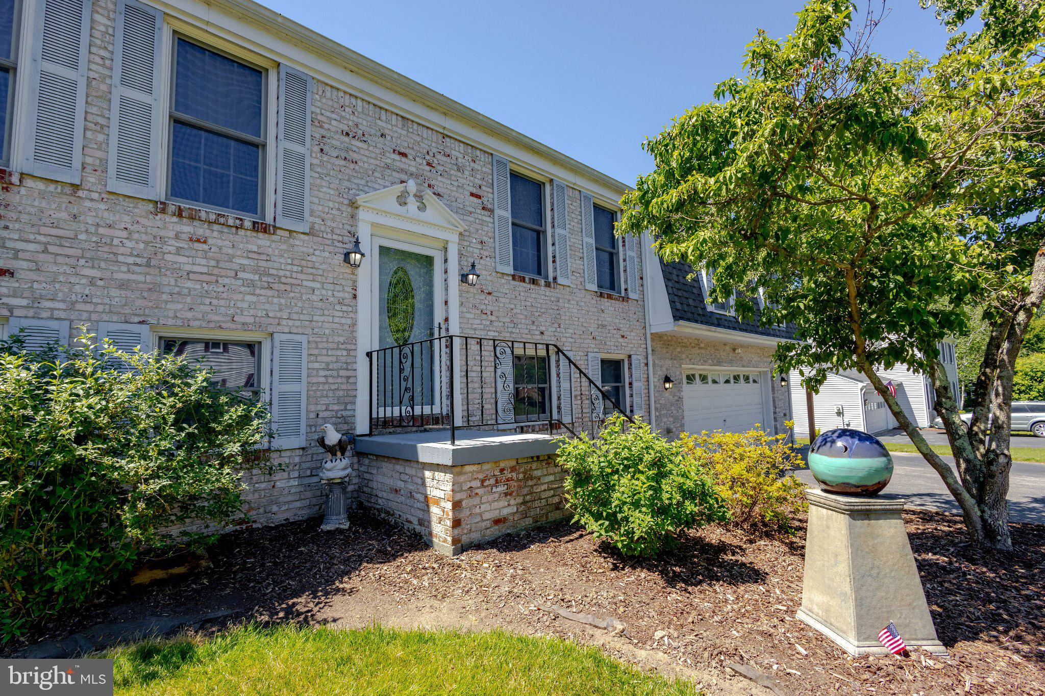 1390 REDWOOD CIRCLE