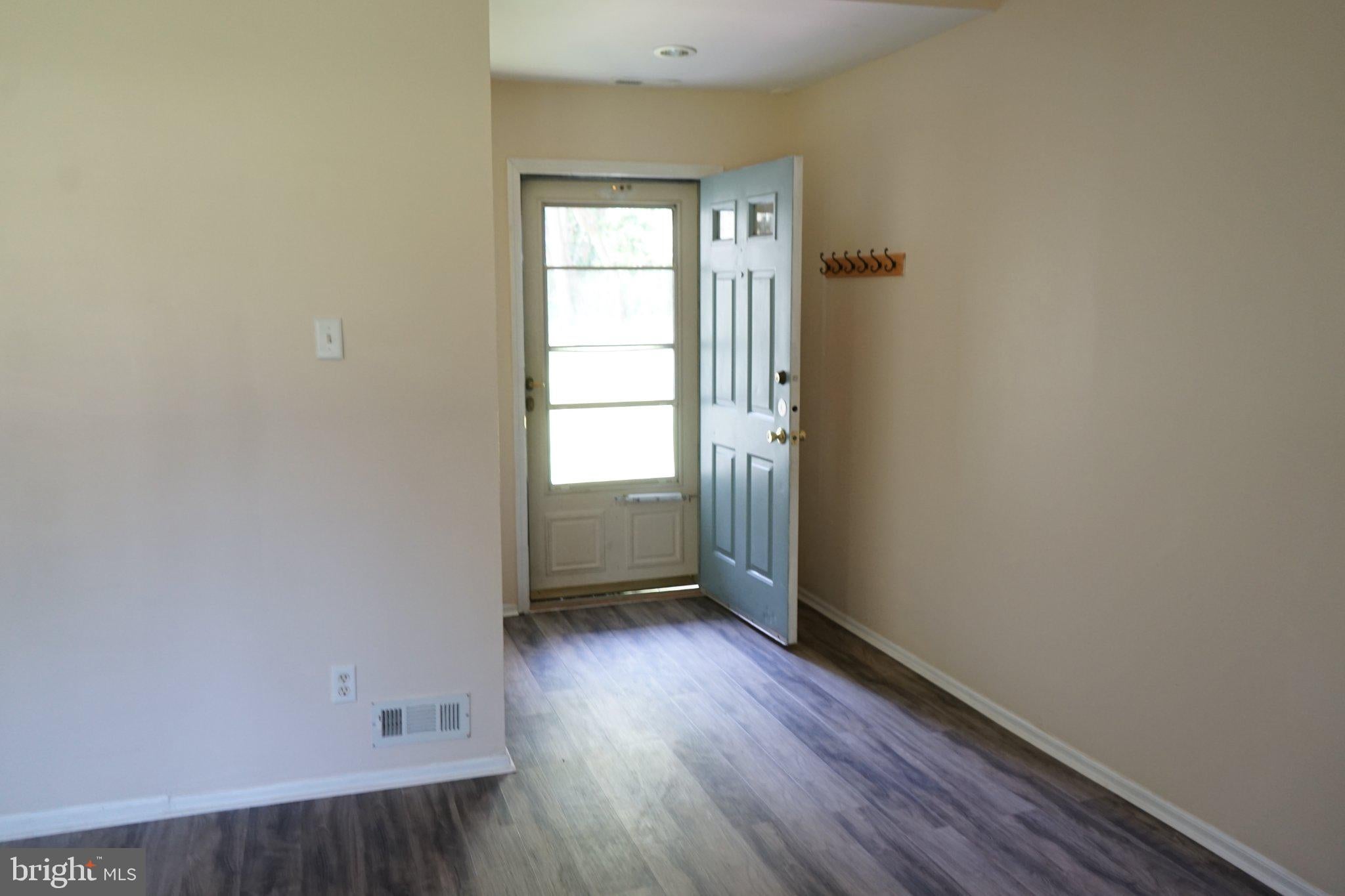 906 ROBERTS LANE