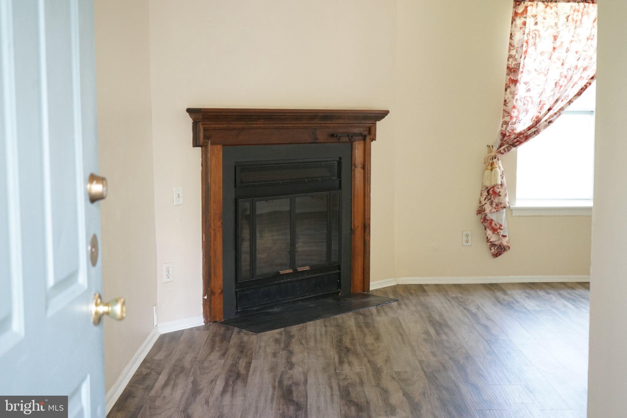 906 ROBERTS LANE