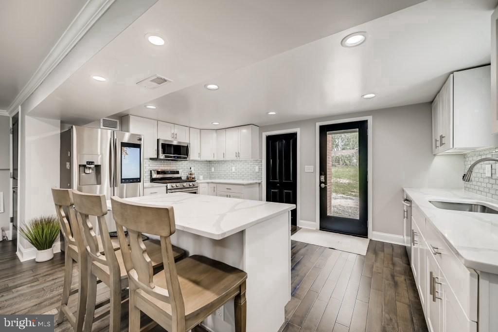 827 UNIVERSITY BOULEVARD W
