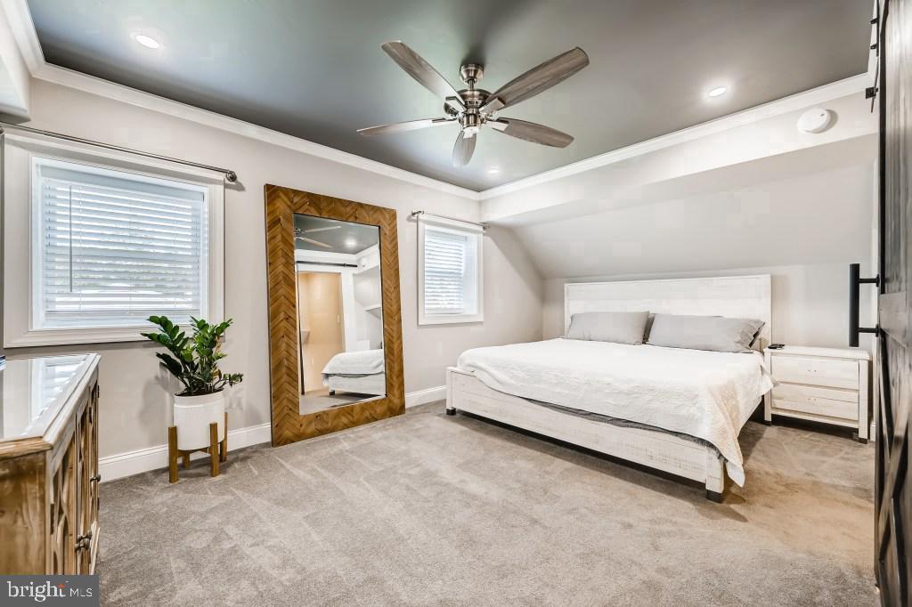 827 UNIVERSITY BOULEVARD W