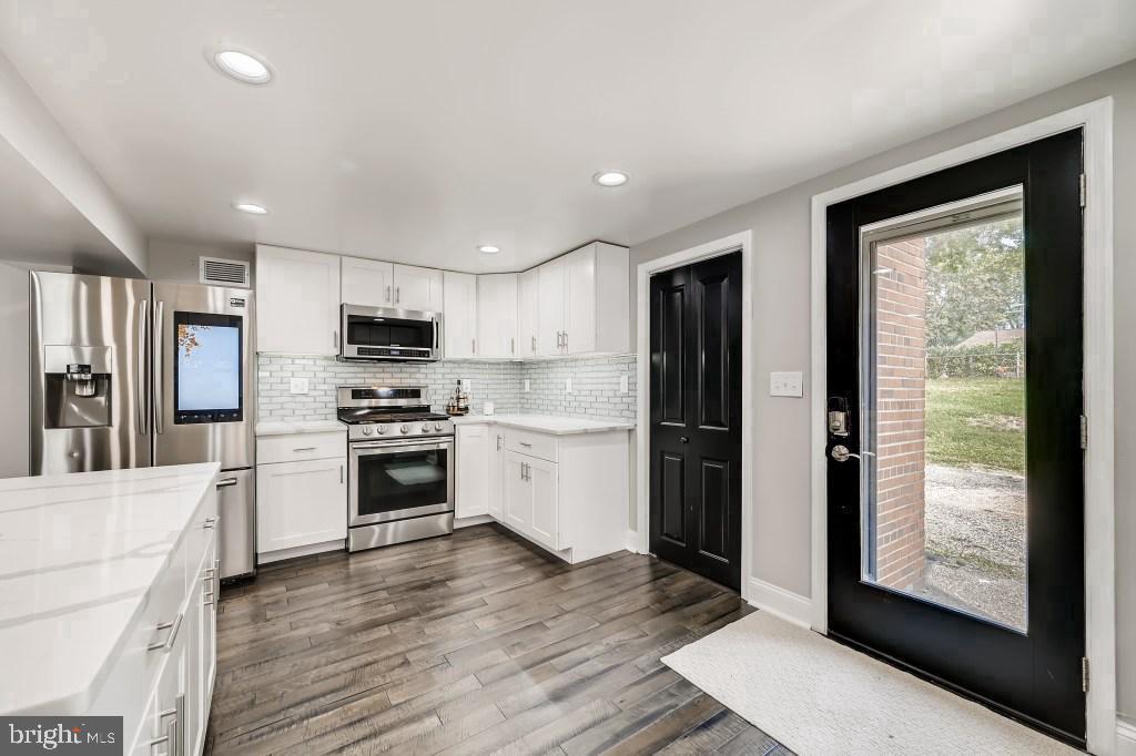 827 UNIVERSITY BOULEVARD W