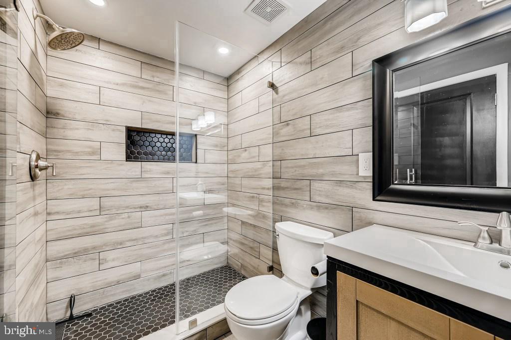 827 UNIVERSITY BOULEVARD W