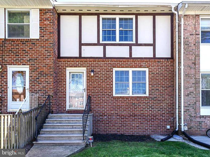 TOWN & COUNTRY TOWNHOUSES - Residential