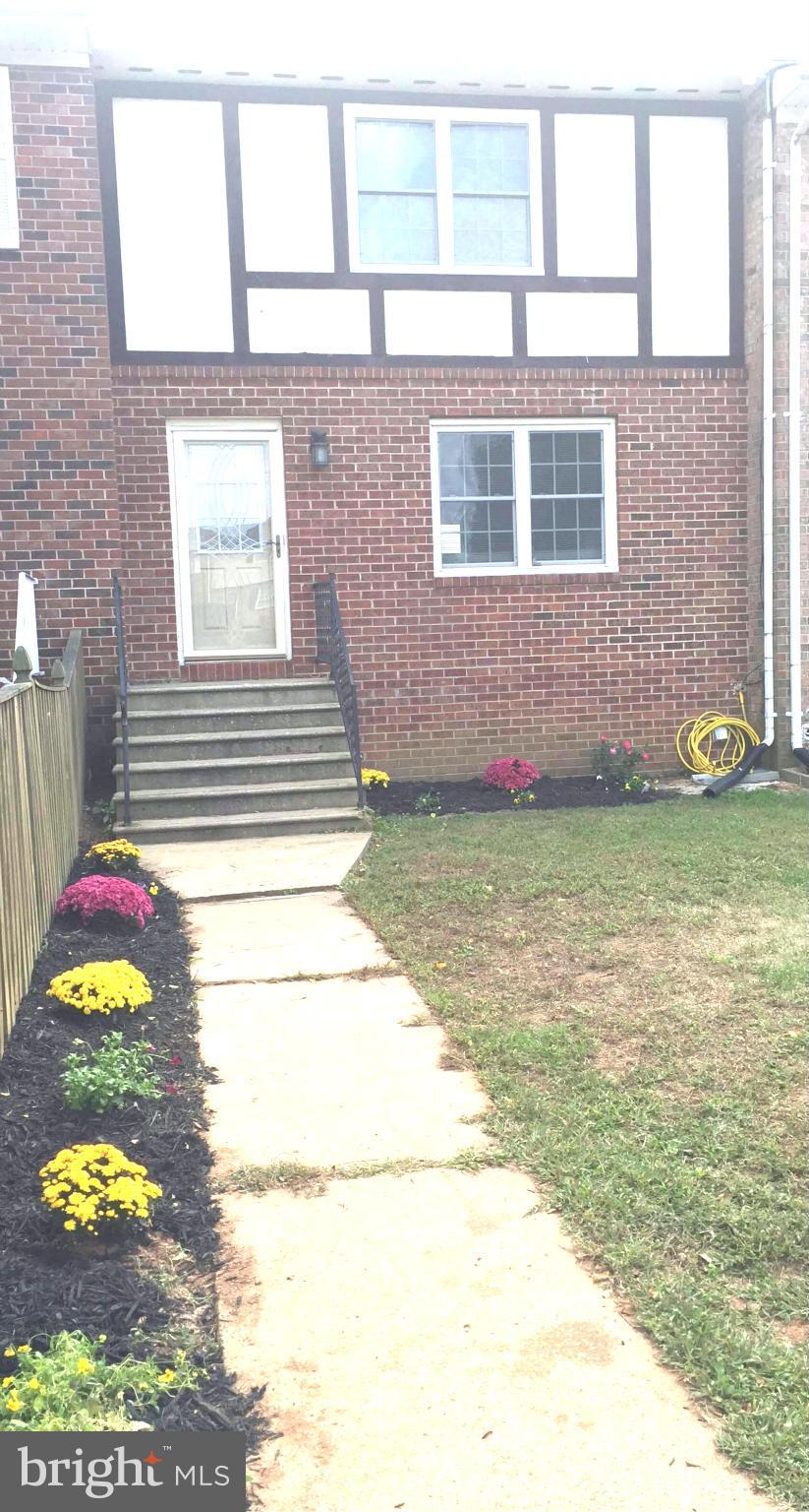 TOWN & COUNTRY TOWNHOUSES - Residential