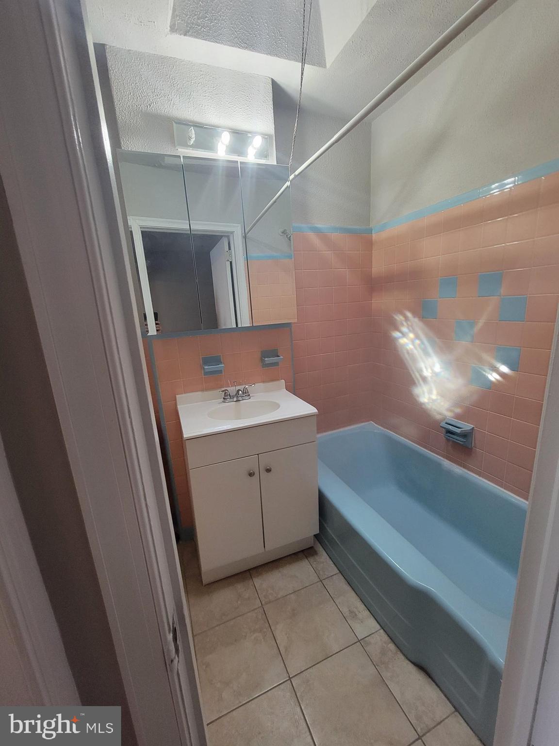 CASTOR GARDENS - Residential Lease