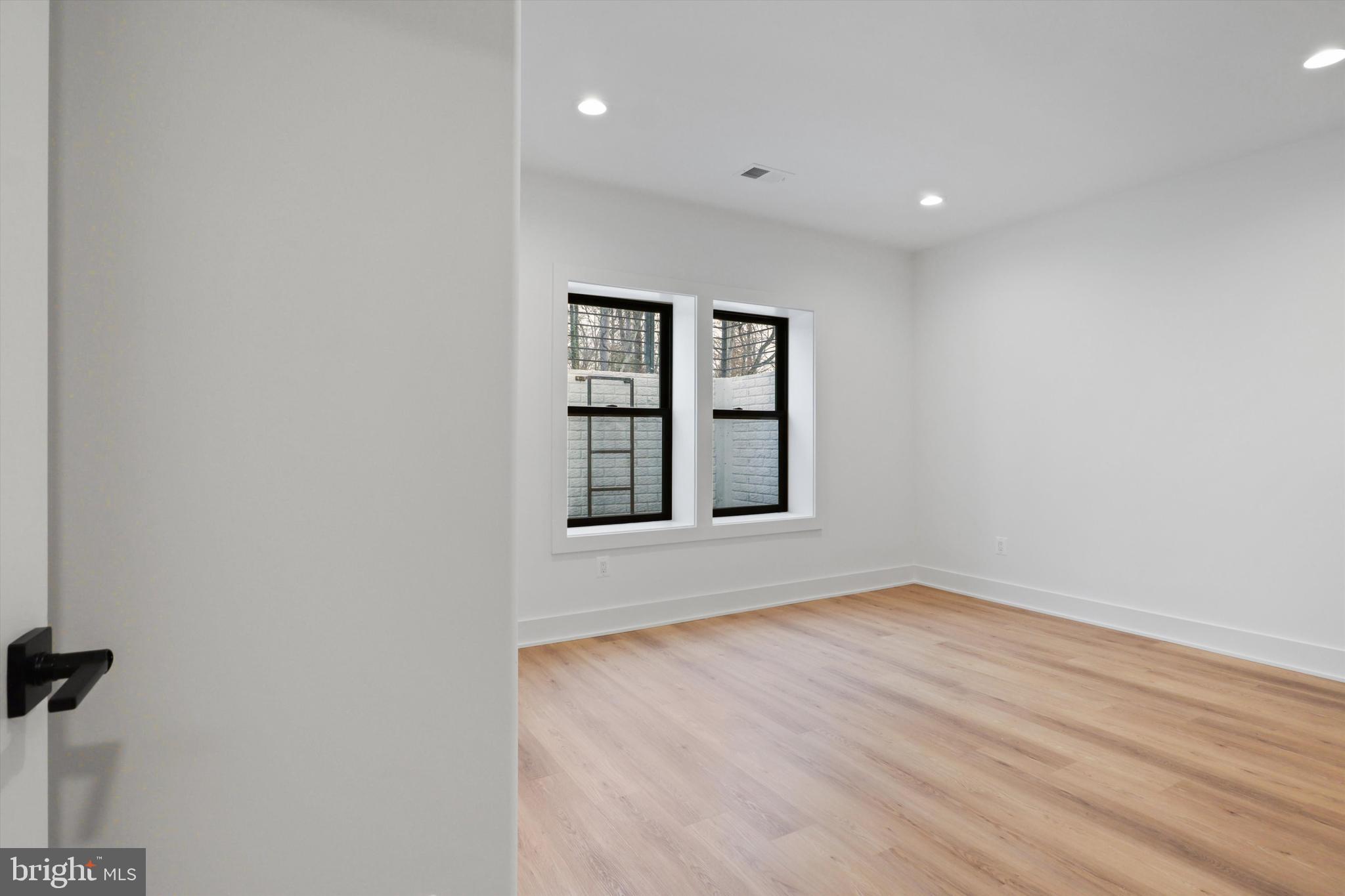 VIENNA WOODS - Residential