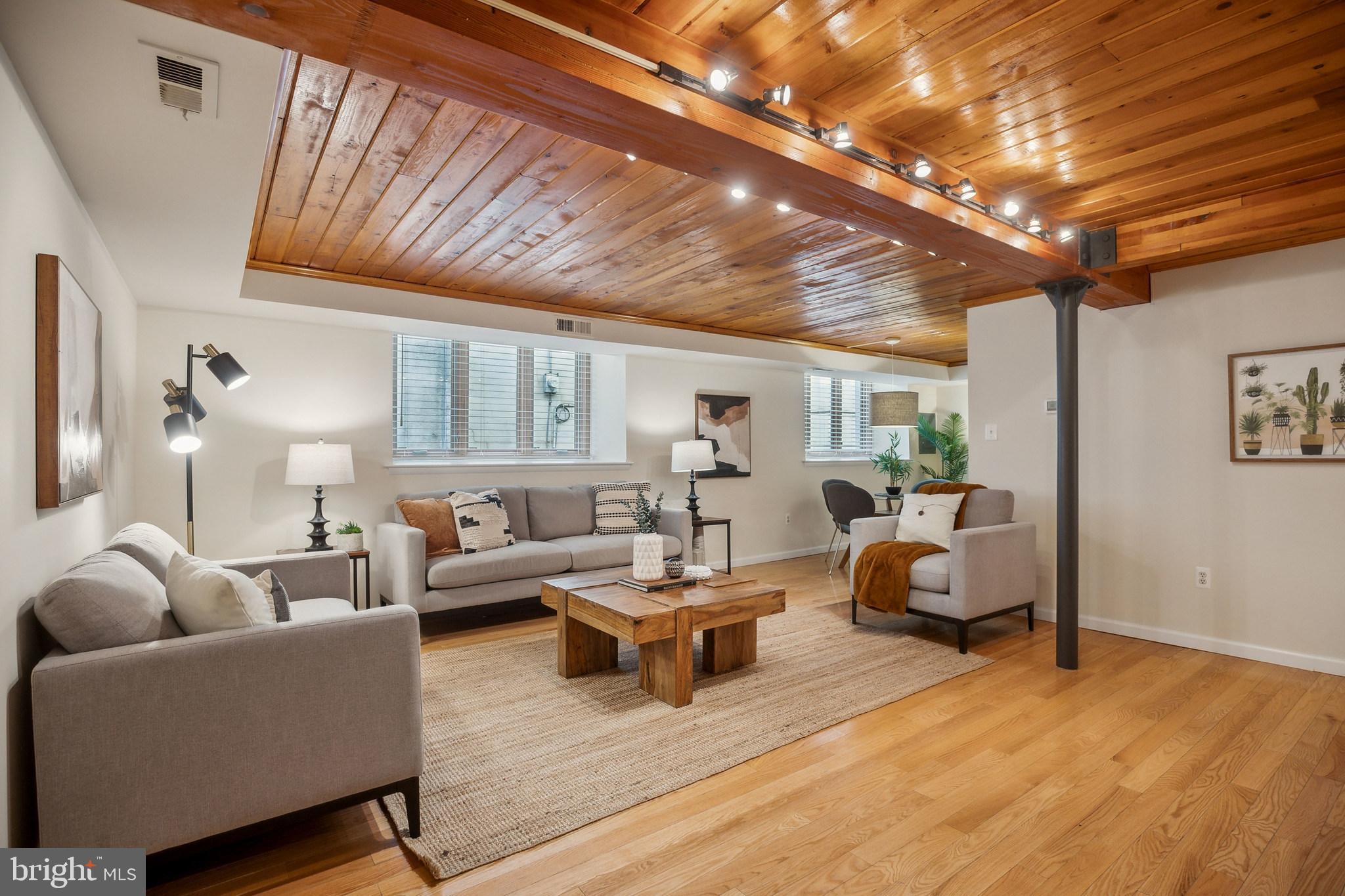 QUEEN VILLAGE - Residential