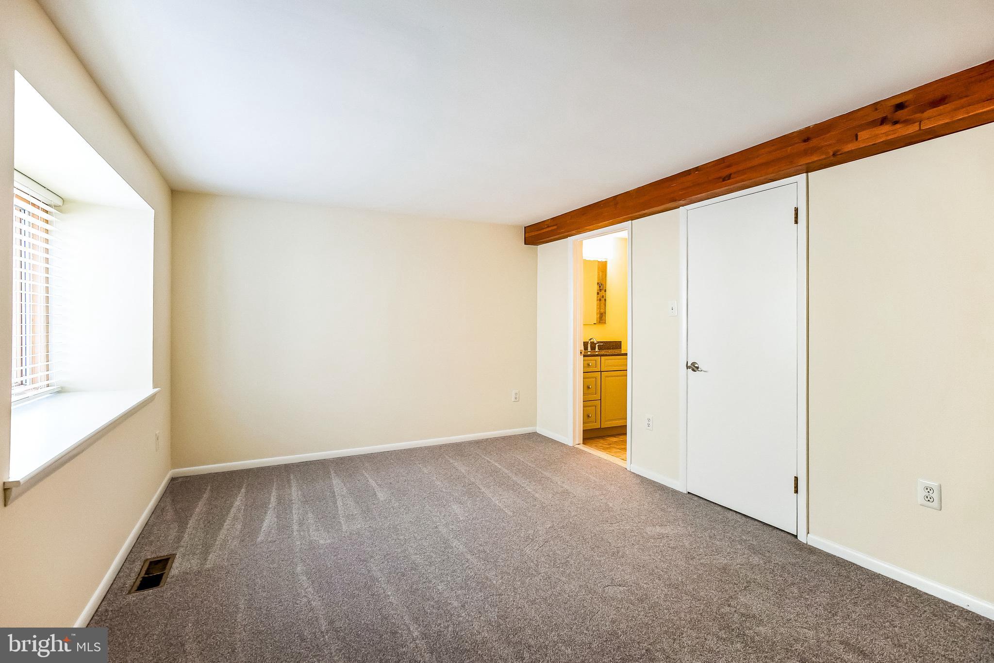 QUEEN VILLAGE - Residential