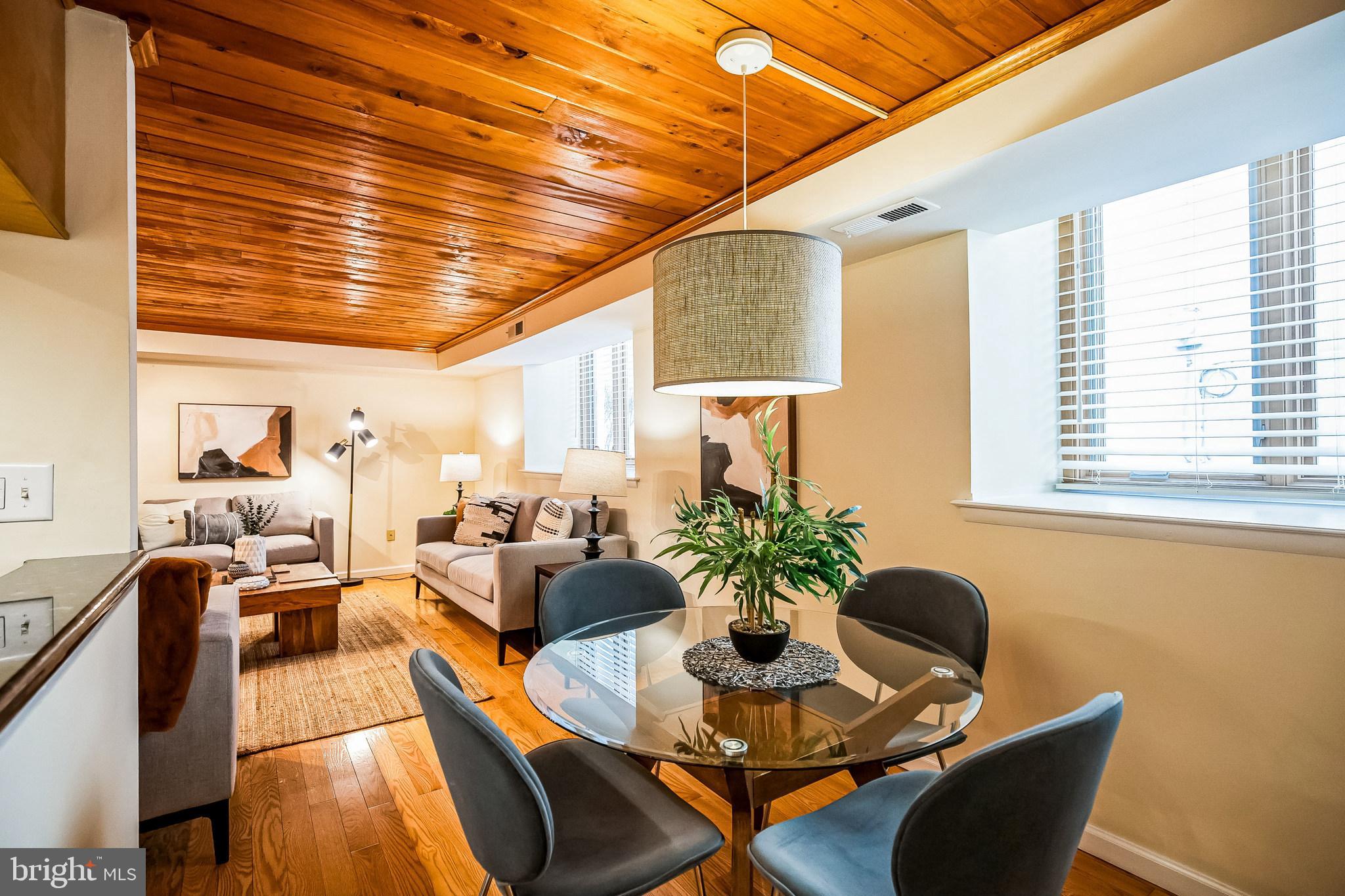 QUEEN VILLAGE - Residential