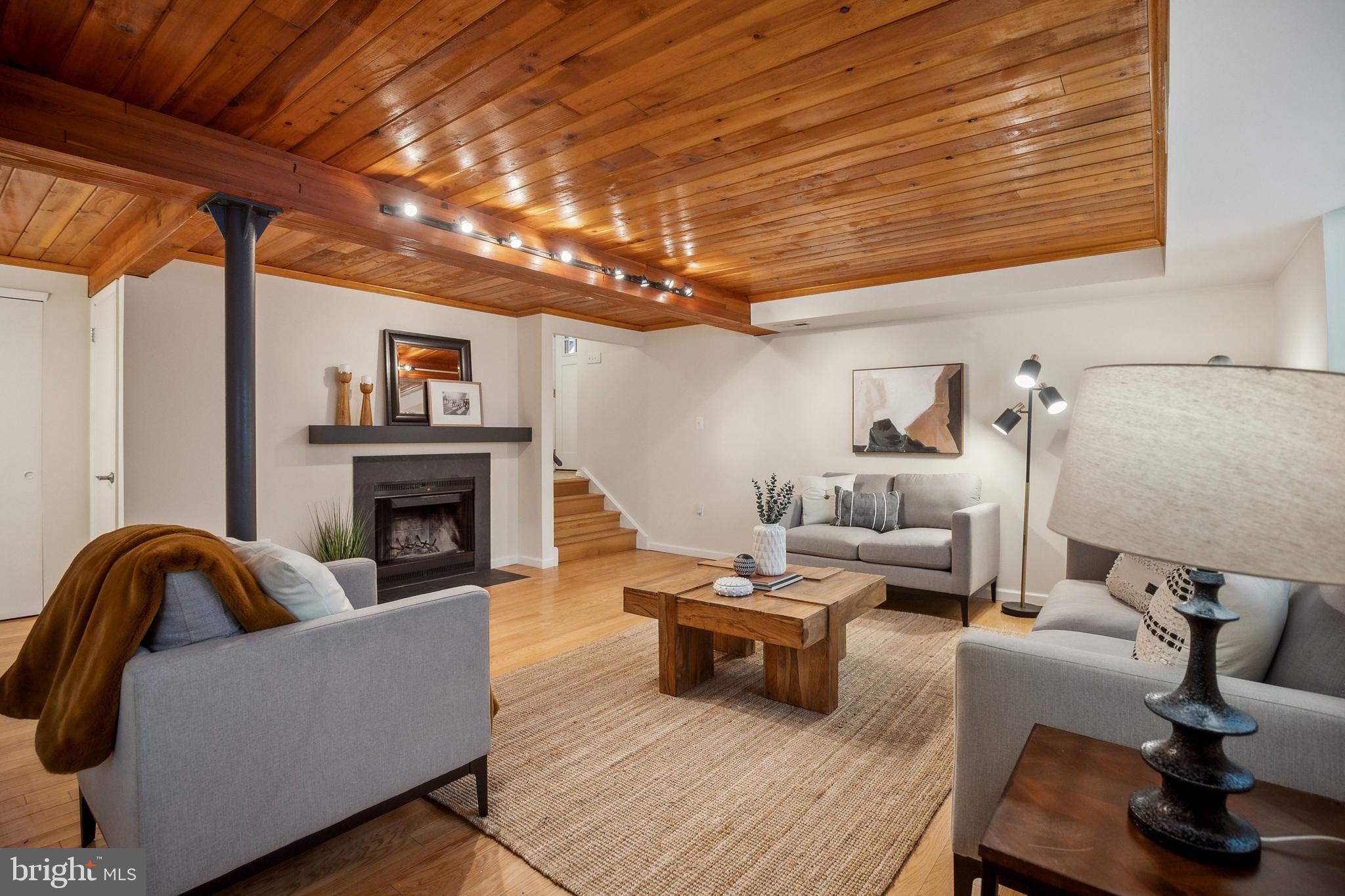 QUEEN VILLAGE - Residential