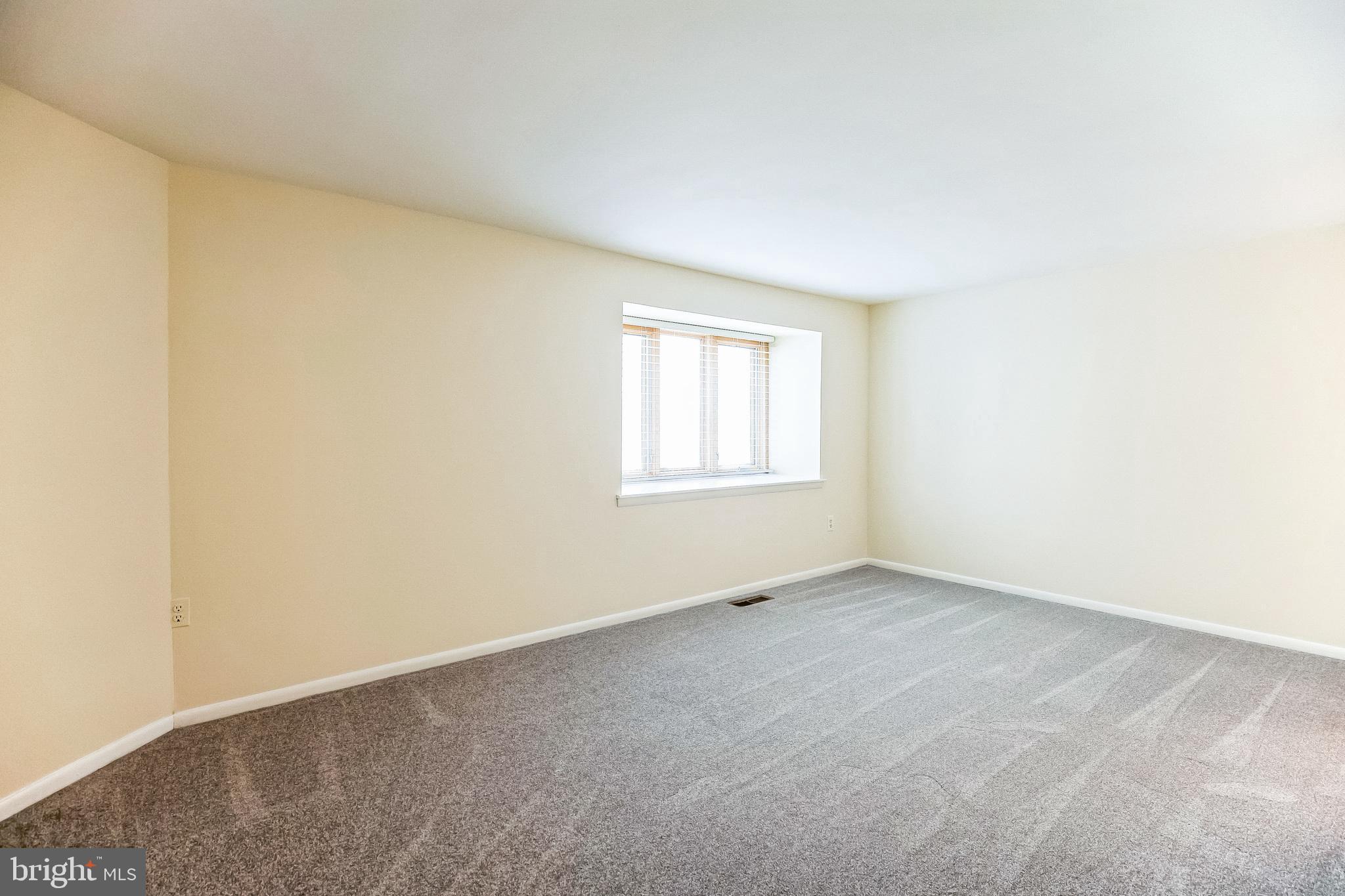 QUEEN VILLAGE - Residential