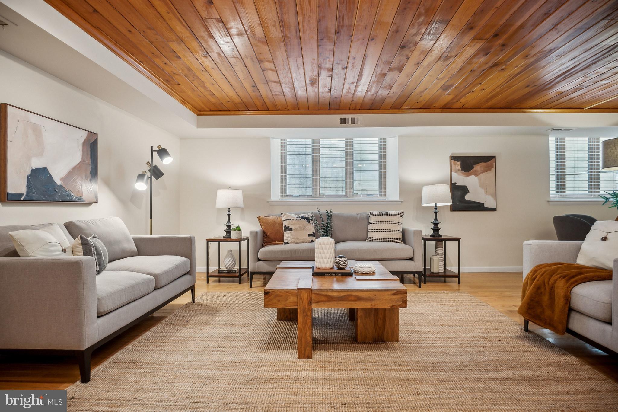 QUEEN VILLAGE - Residential