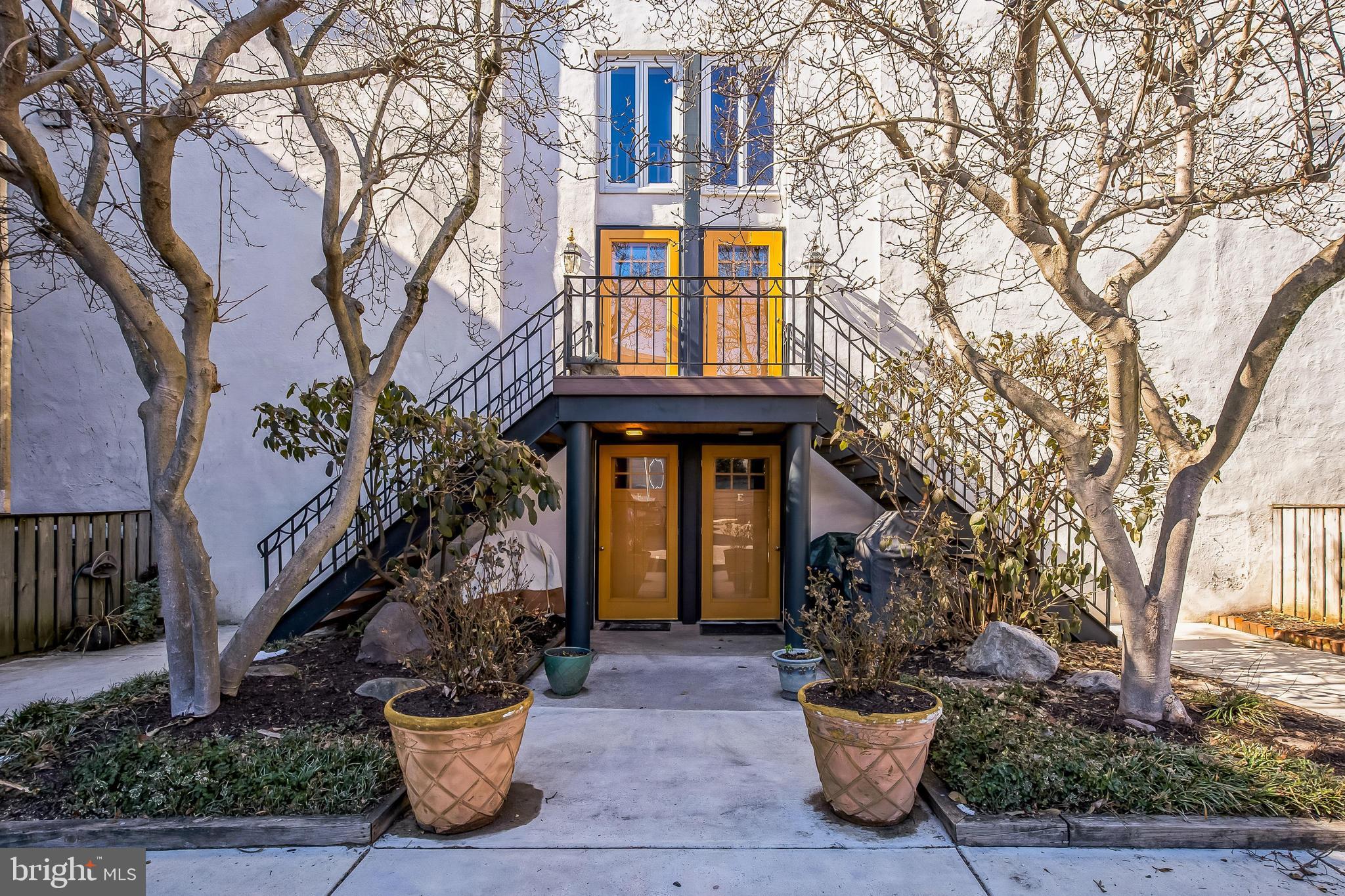 QUEEN VILLAGE - Residential