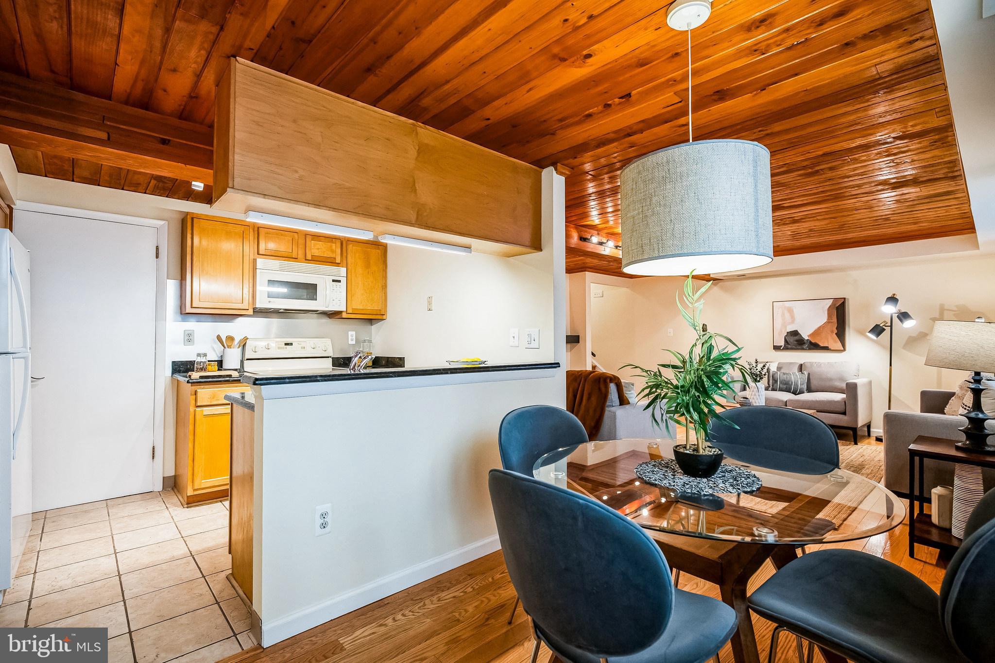 QUEEN VILLAGE - Residential