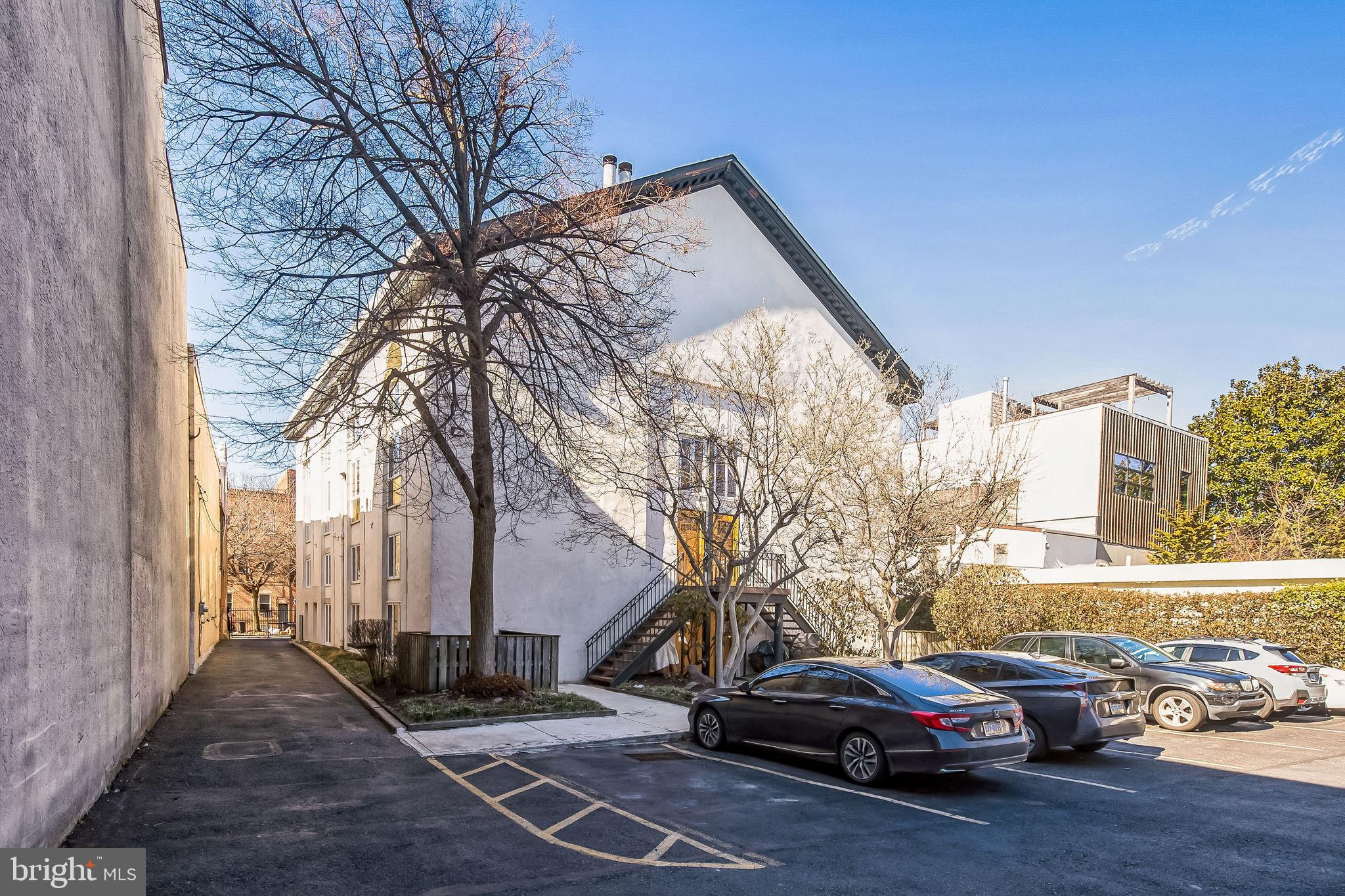 QUEEN VILLAGE - Residential