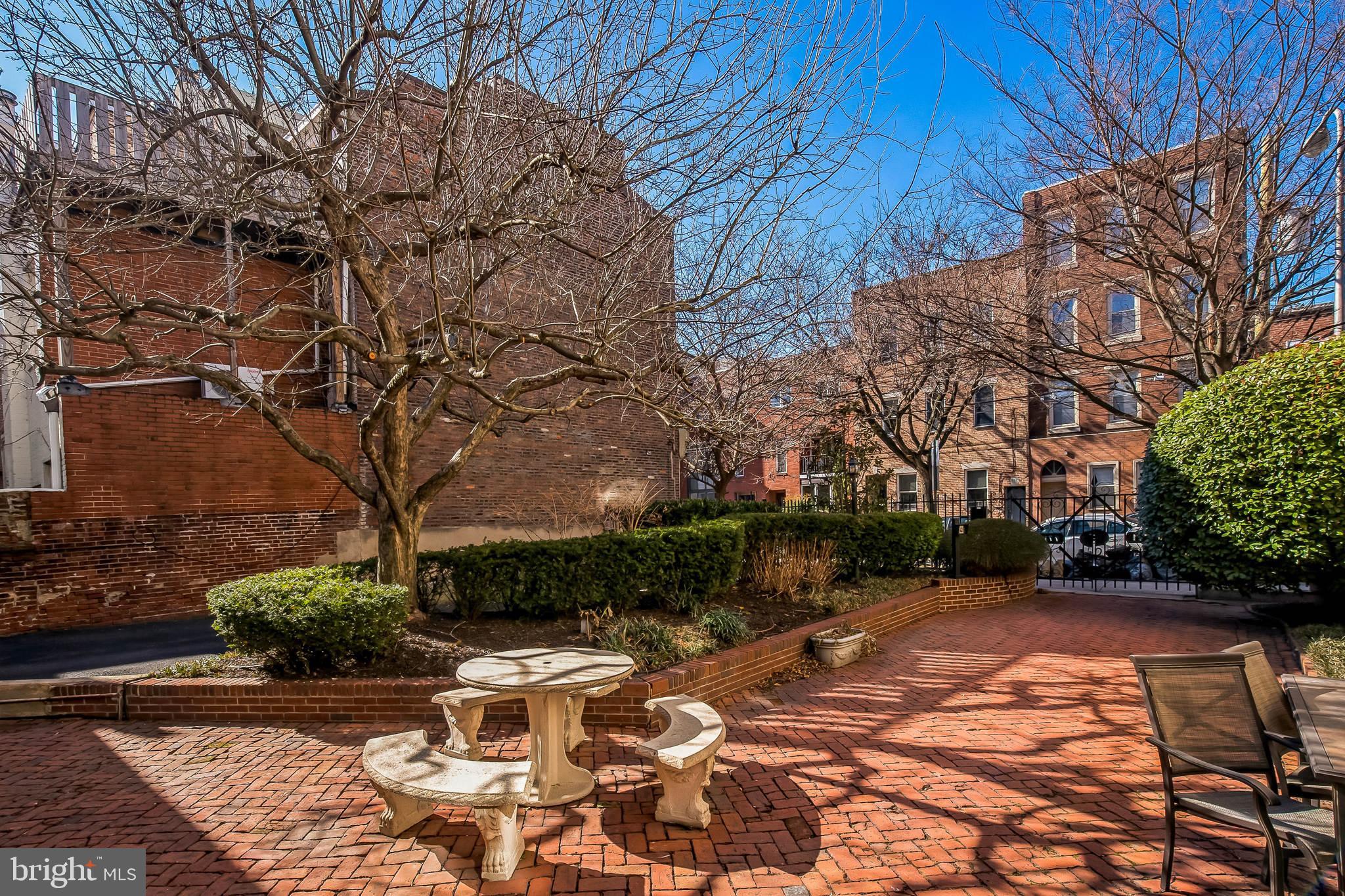 QUEEN VILLAGE - Residential