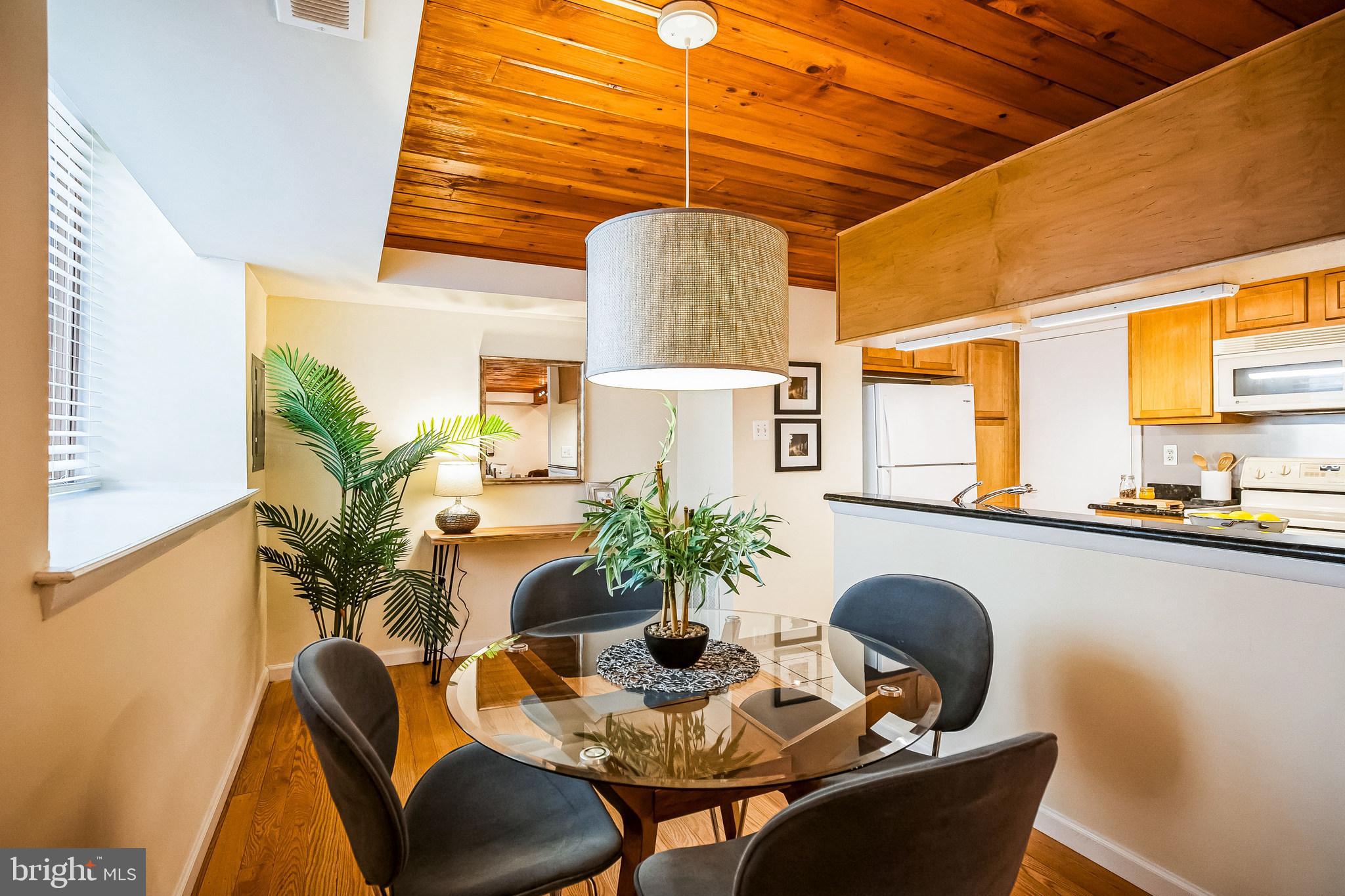 QUEEN VILLAGE - Residential