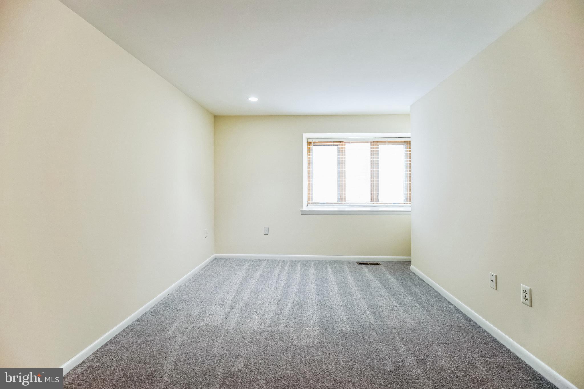 QUEEN VILLAGE - Residential