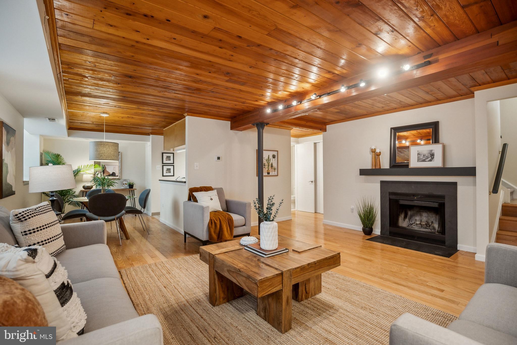 QUEEN VILLAGE - Residential