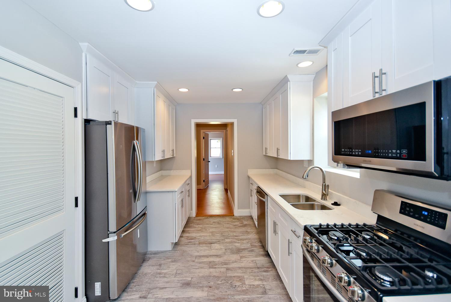 LE VELLE HILLS - Residential