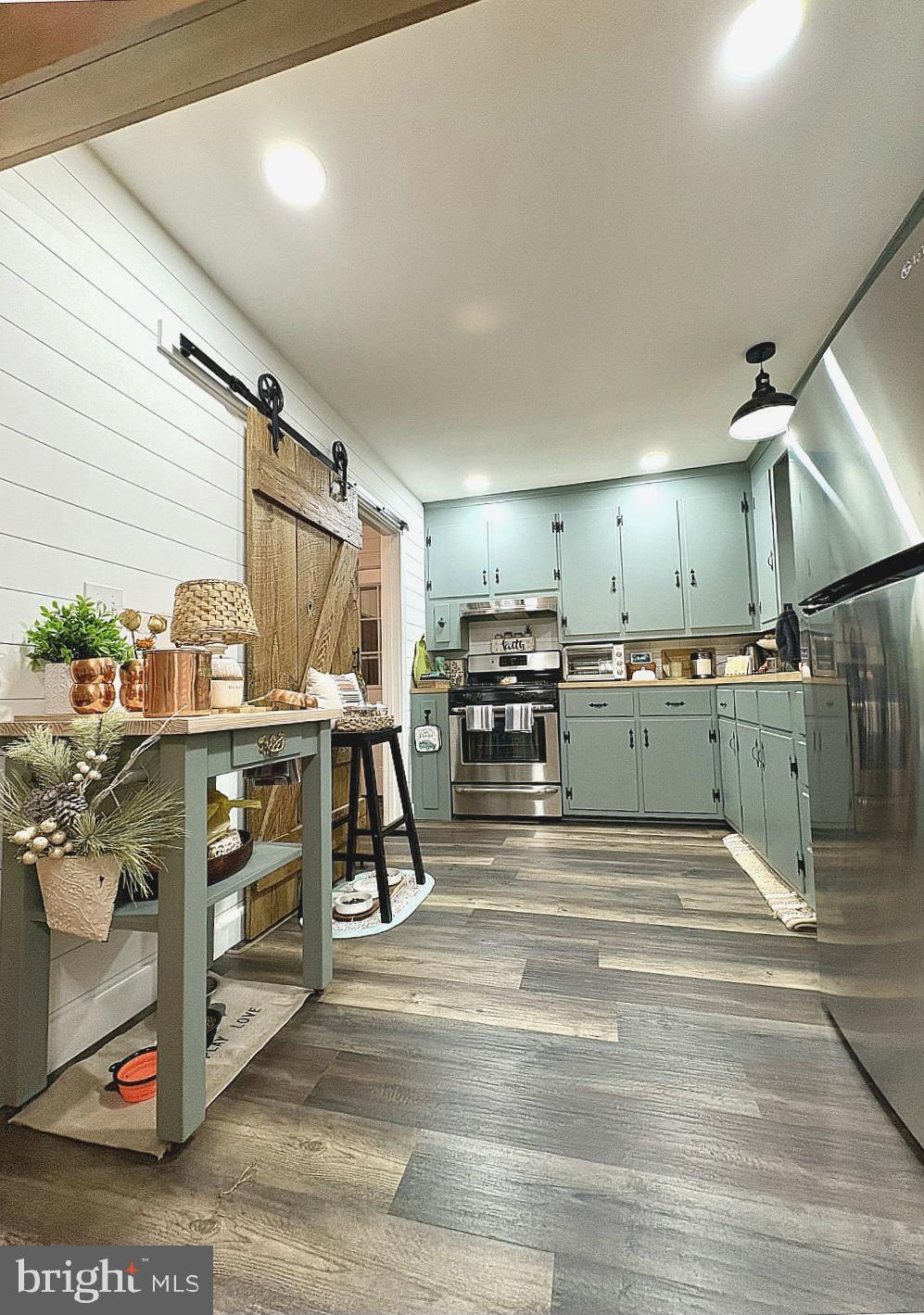 MOSS HILL ACRES - Residential