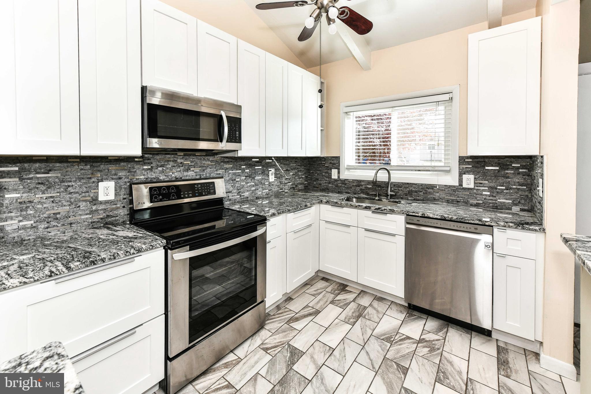 LONDON TOWNE - Residential Lease