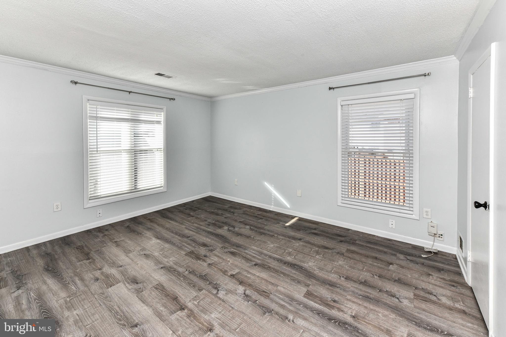 LONDON TOWNE - Residential Lease