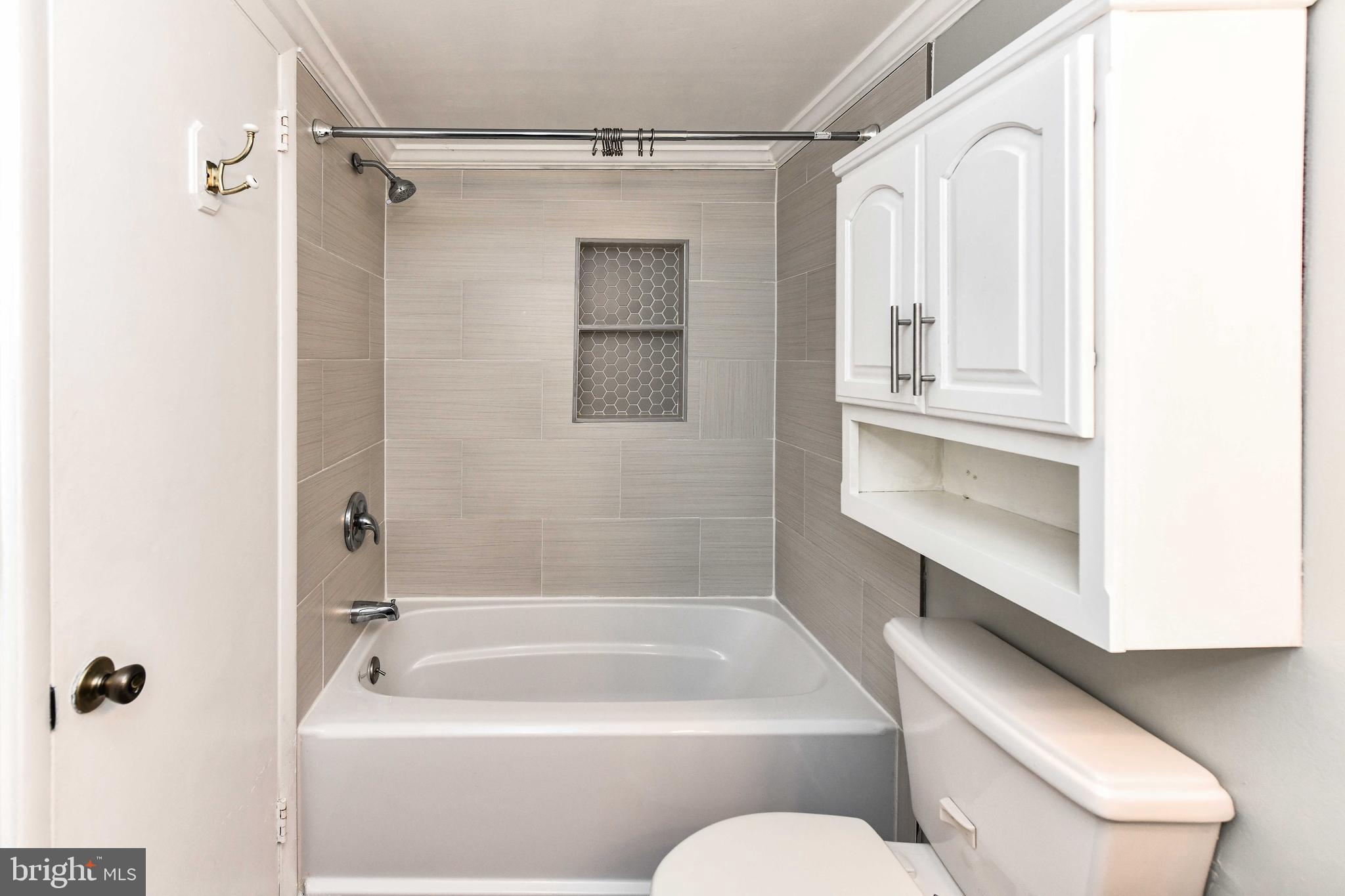 LONDON TOWNE - Residential Lease