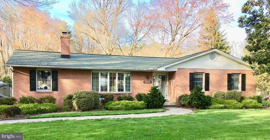 BEAUT 3BR/2BA HOME ON .68 AC IN SOUGHT AFTER FOXRIDGE! GORGEOUS NEWLY RENO KIT, LV W/BRICK FP HEARTH/MANTLE, HARDWD FLS, INVITING, SUNNY FAM RM, REC RM & AMPLE STORAGE, BONUS OFFICE, WORKOUT OR CRAFTING RM, DECK/PATIO, GAZEBO FOR ENTERTAINING, LIVE & PLAY IN HDG! CLOSE TO DINING, HOSP, REC, MAJOR ARTERIES OF TRAVEL. IT'S ALL HERE!  WELCOME HOME TO QUALITY &  COMFORT! "NO HOA!!!"