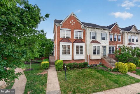 Photo of 557 Edmonton Terrace NE, LEESBURG, VA 20176 (MLS # VALO2121564)