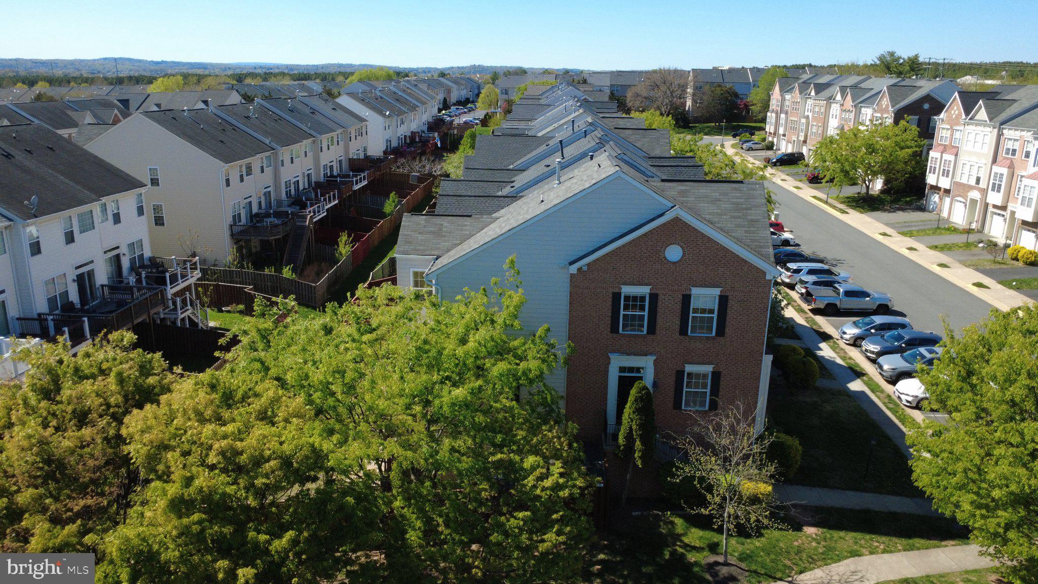 557 EDMONTON TERRACE NE