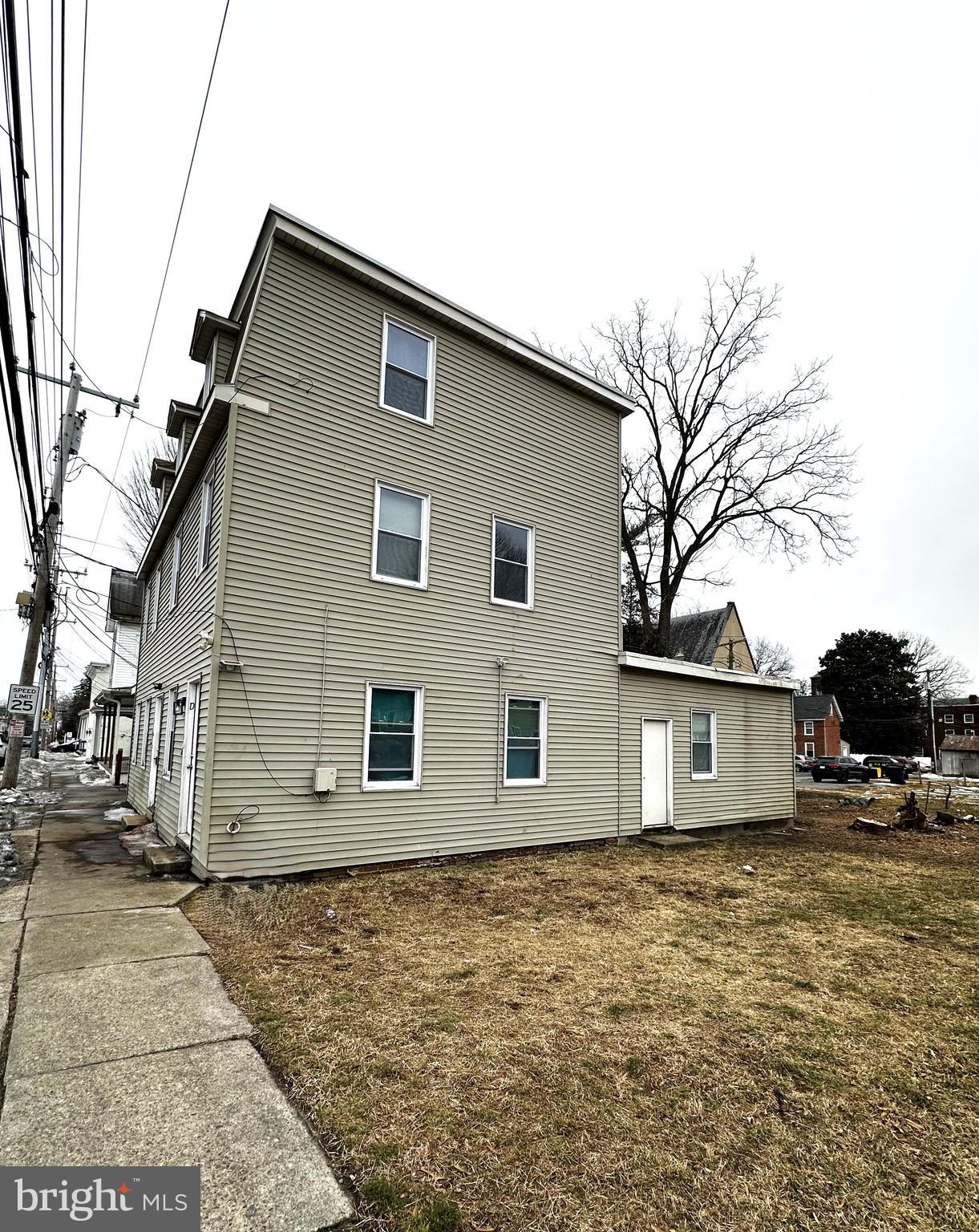 118 W DIVISION STREET