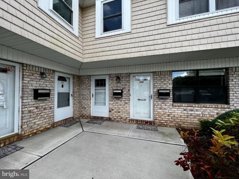 Condo For Sale - 211 Silver Court<br/> HAMILTON, NJ 08690