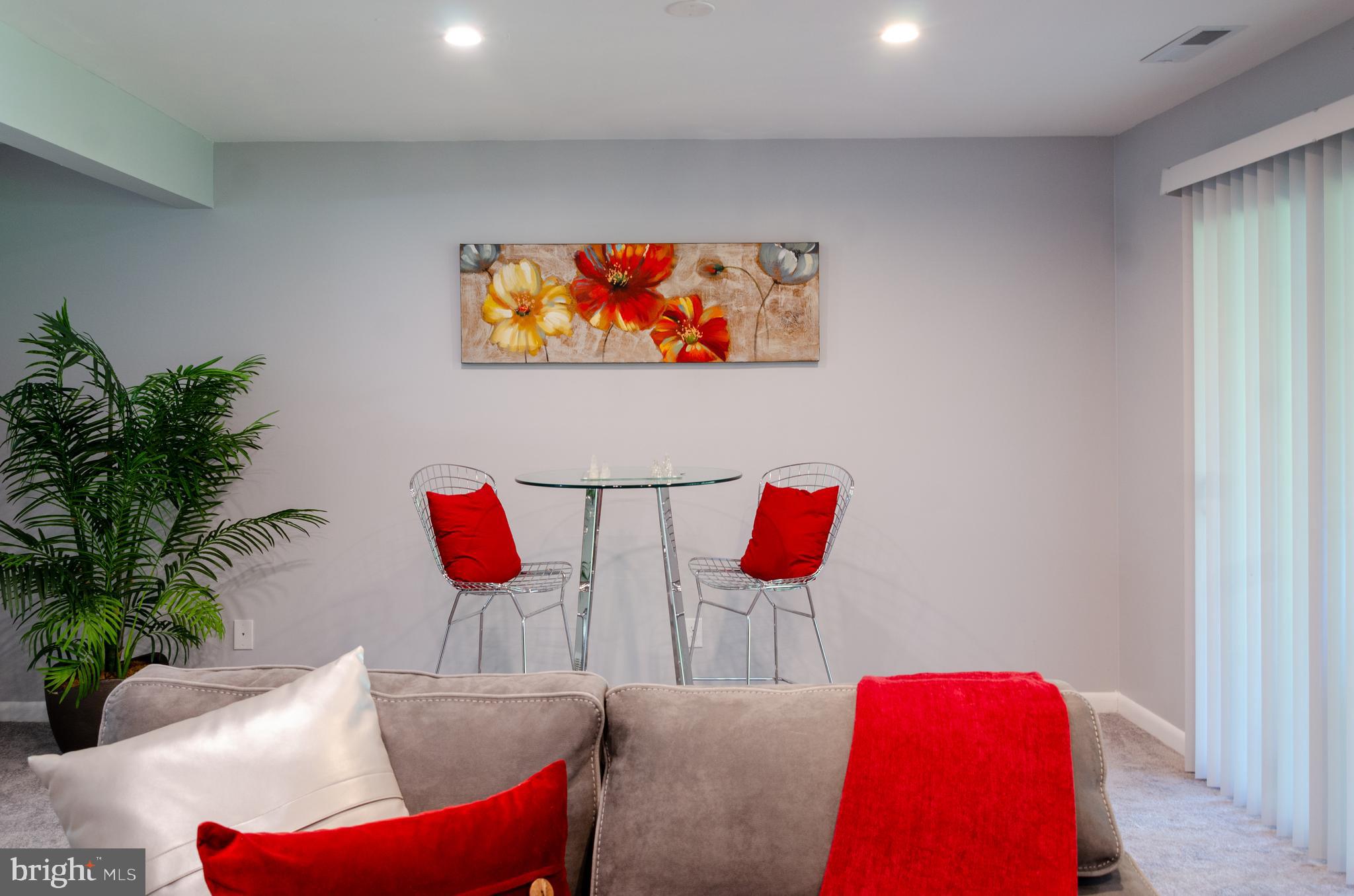 CONSTANT FRIENDSHIP - Residential