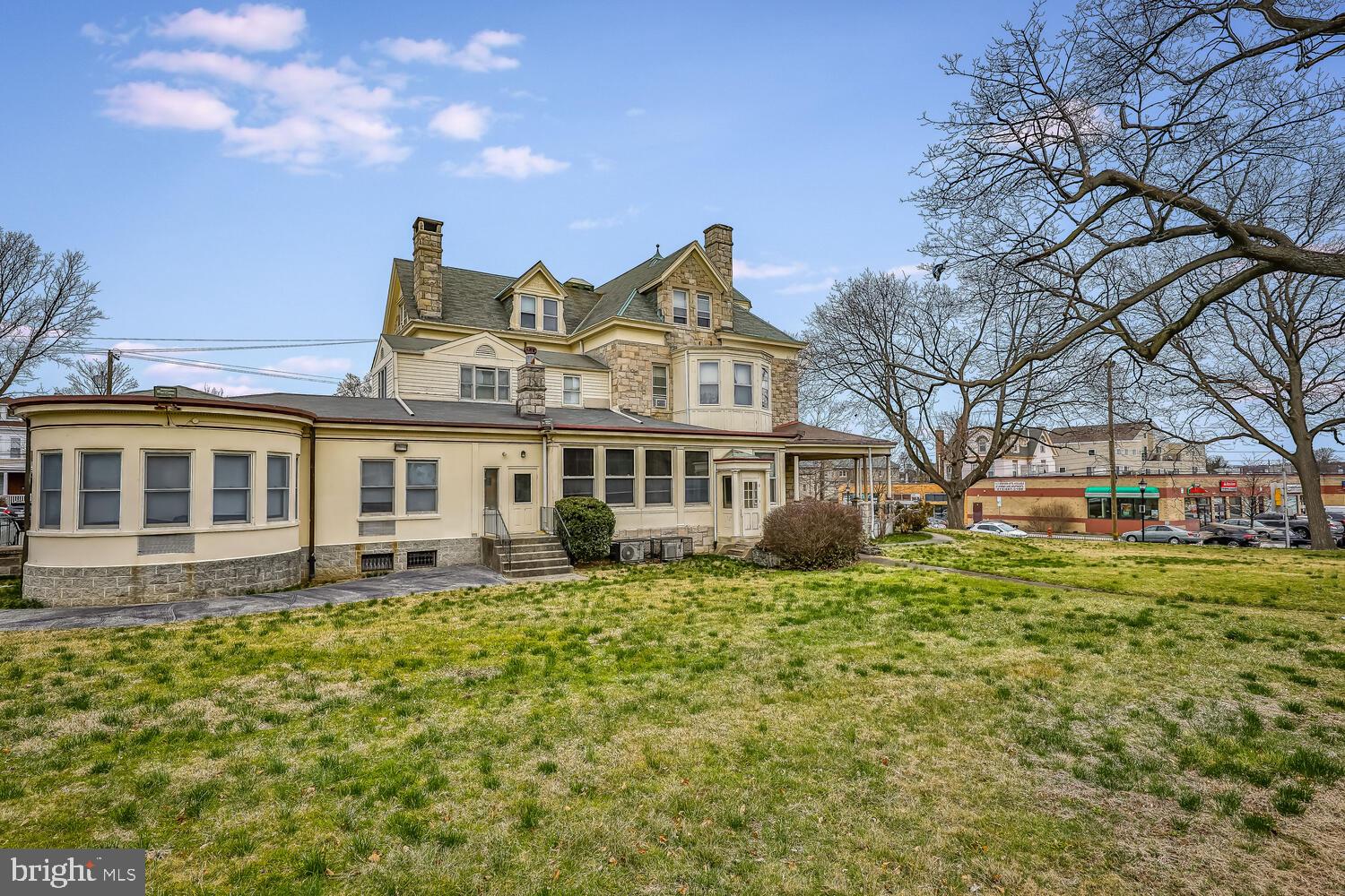 ROXBOROUGH - Commercial Sale