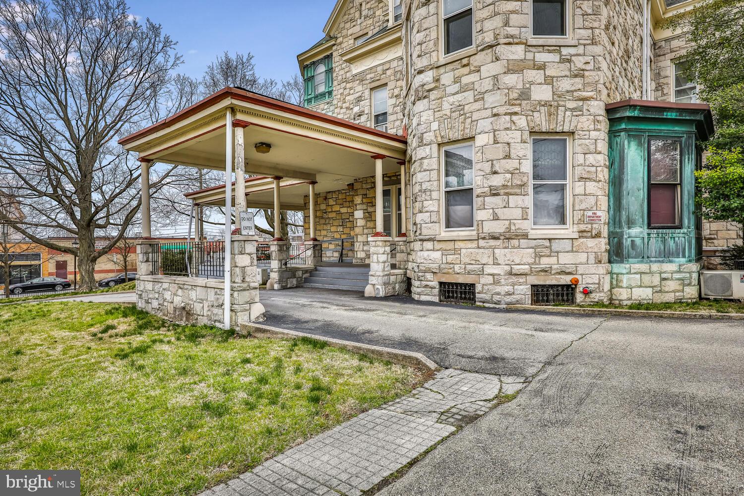 ROXBOROUGH - Commercial Sale