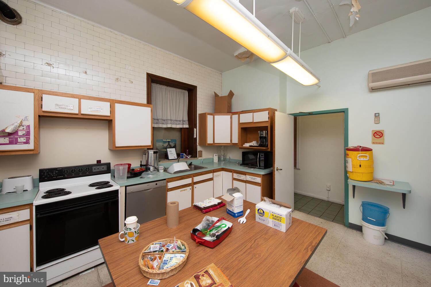 ROXBOROUGH - Commercial Sale