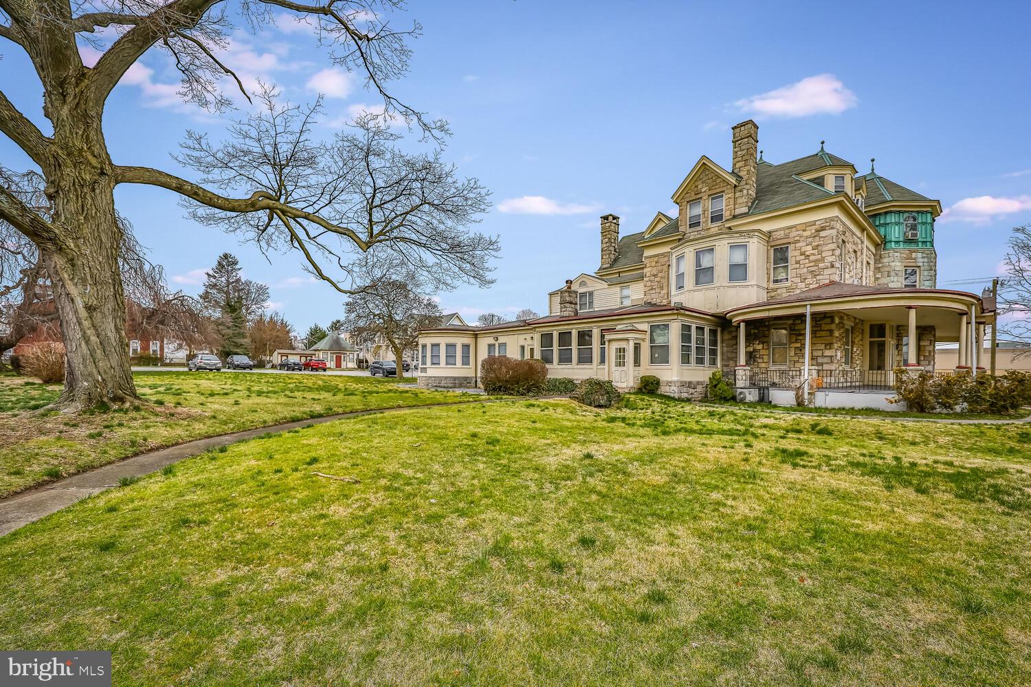 ROXBOROUGH - Commercial Sale