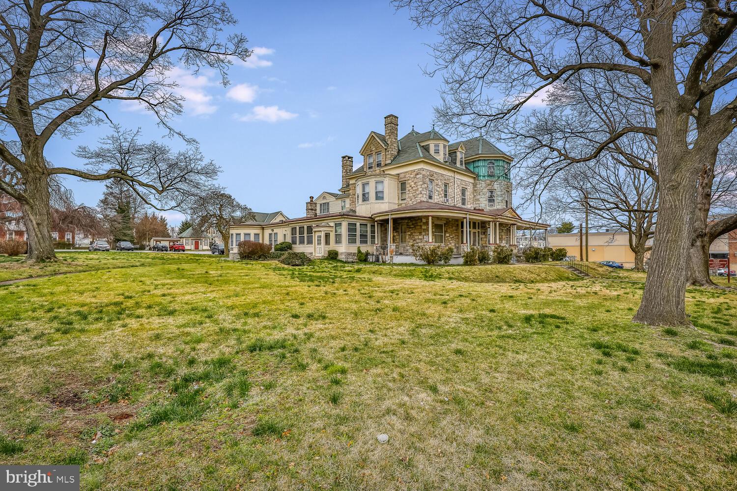 ROXBOROUGH - Commercial Sale