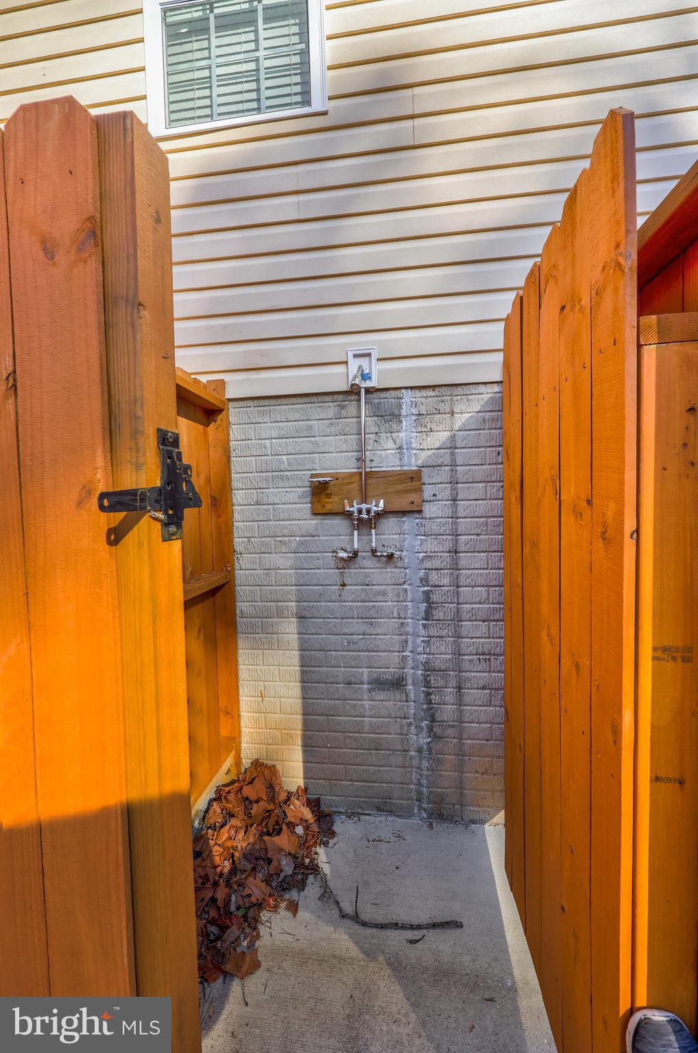 WOODLAND SHORES - Residential