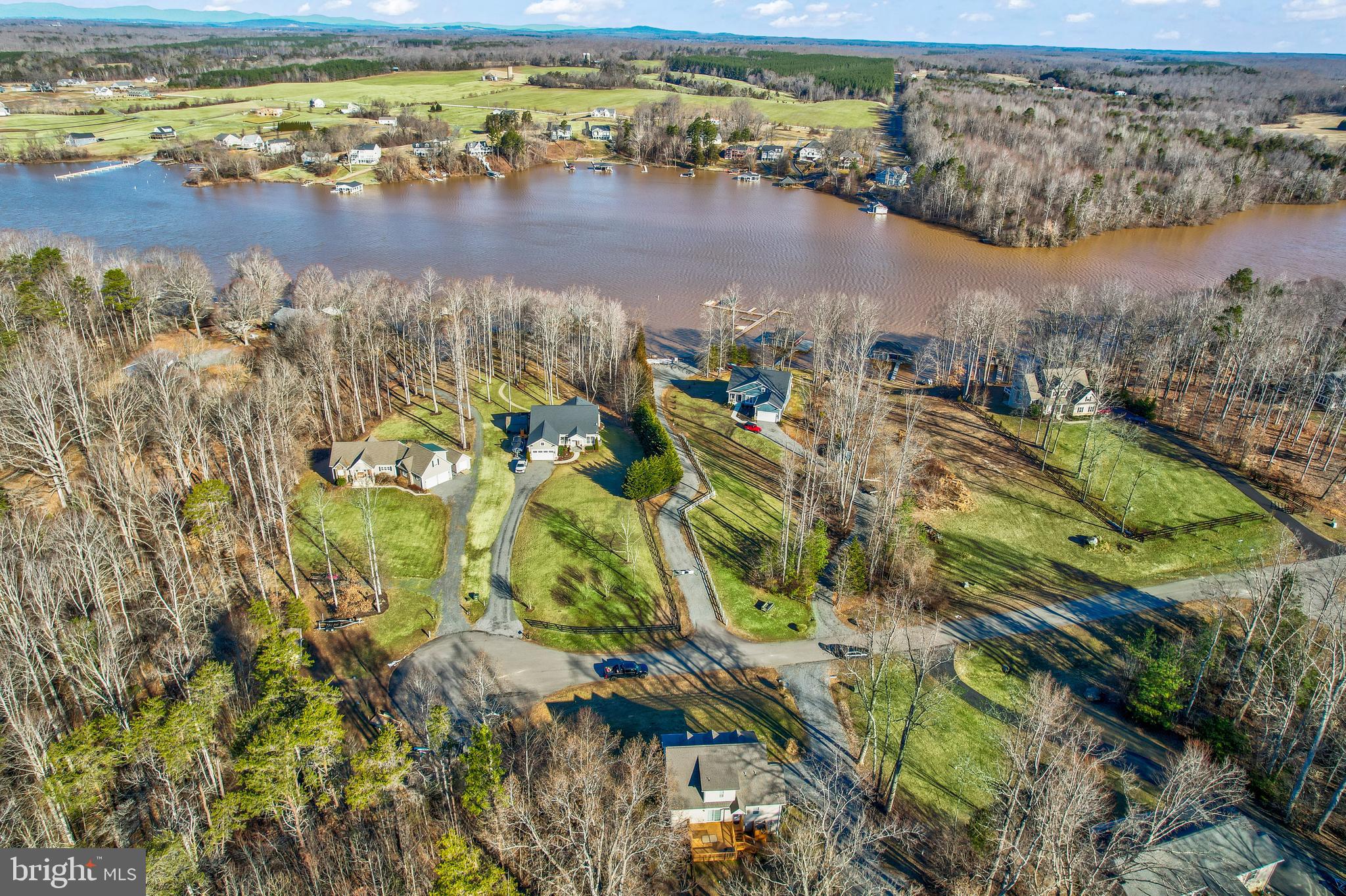 WOODLAND SHORES - Residential