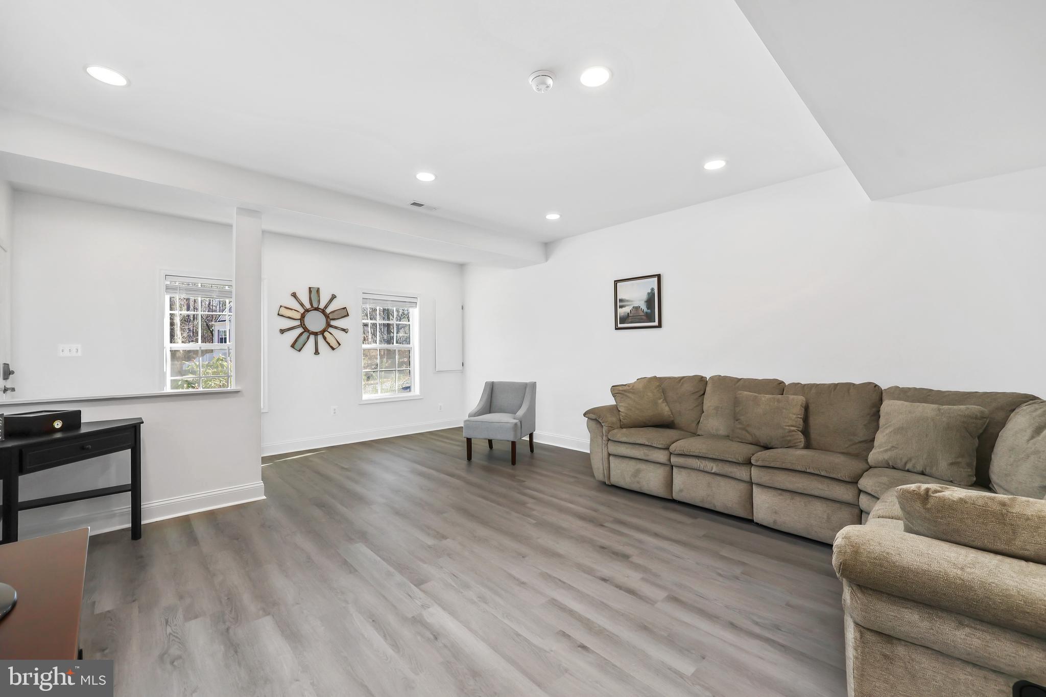 WOODLAND SHORES - Residential