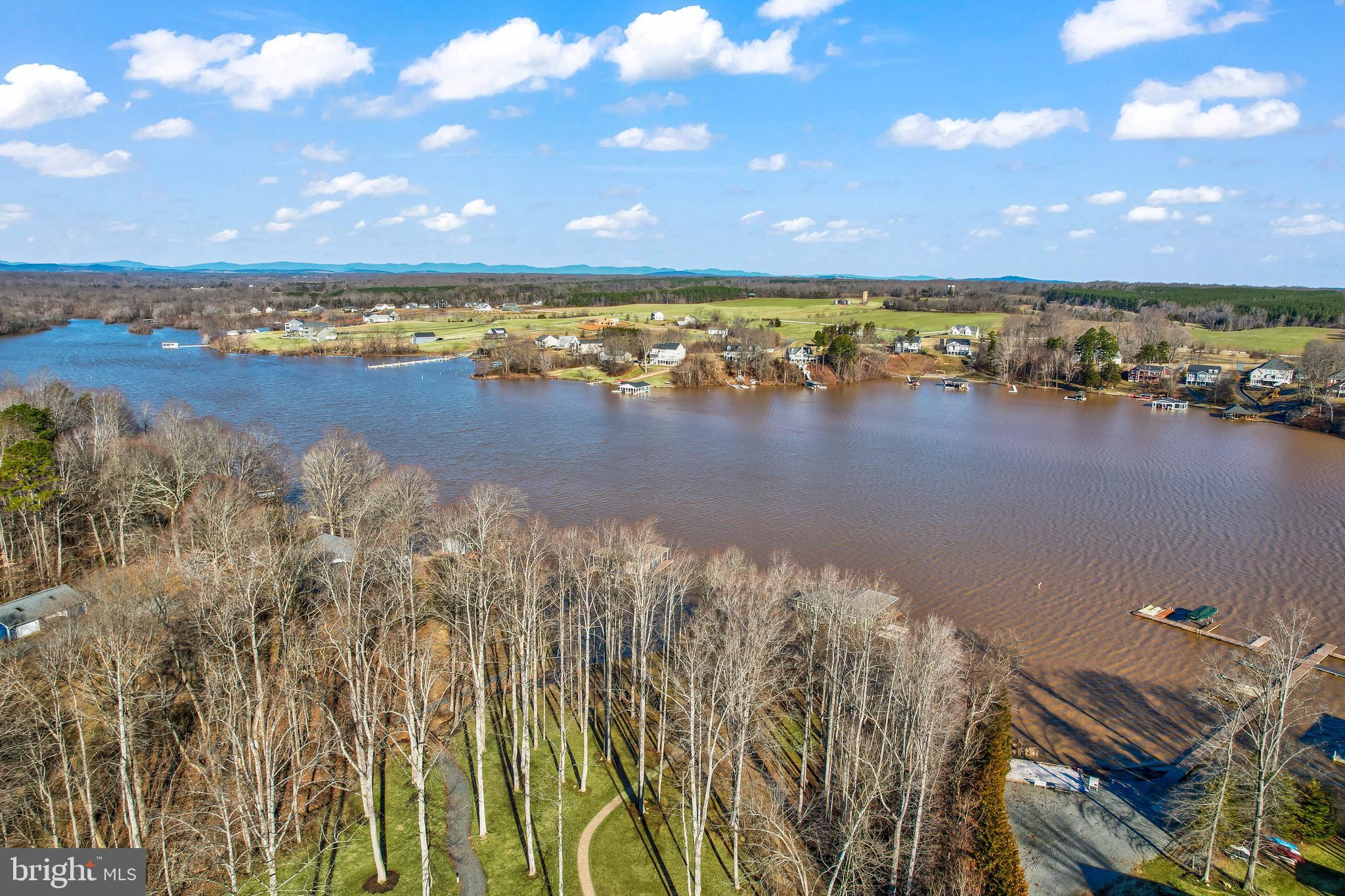 WOODLAND SHORES - Residential