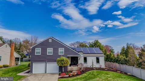 Photo of 2 Warwick Court, MOUNT LAUREL, NJ 08054 (MLS # NJBL2107064)