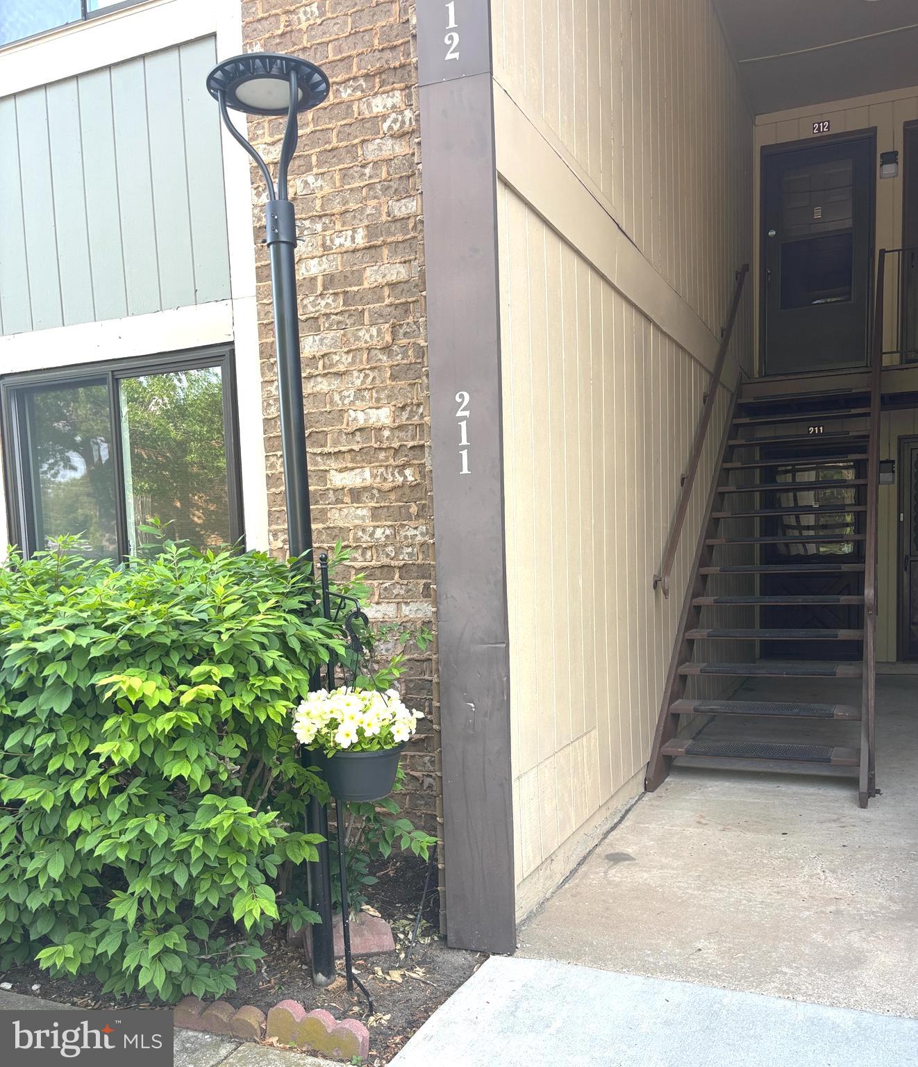 115 E KINGS HIGHWAY 211