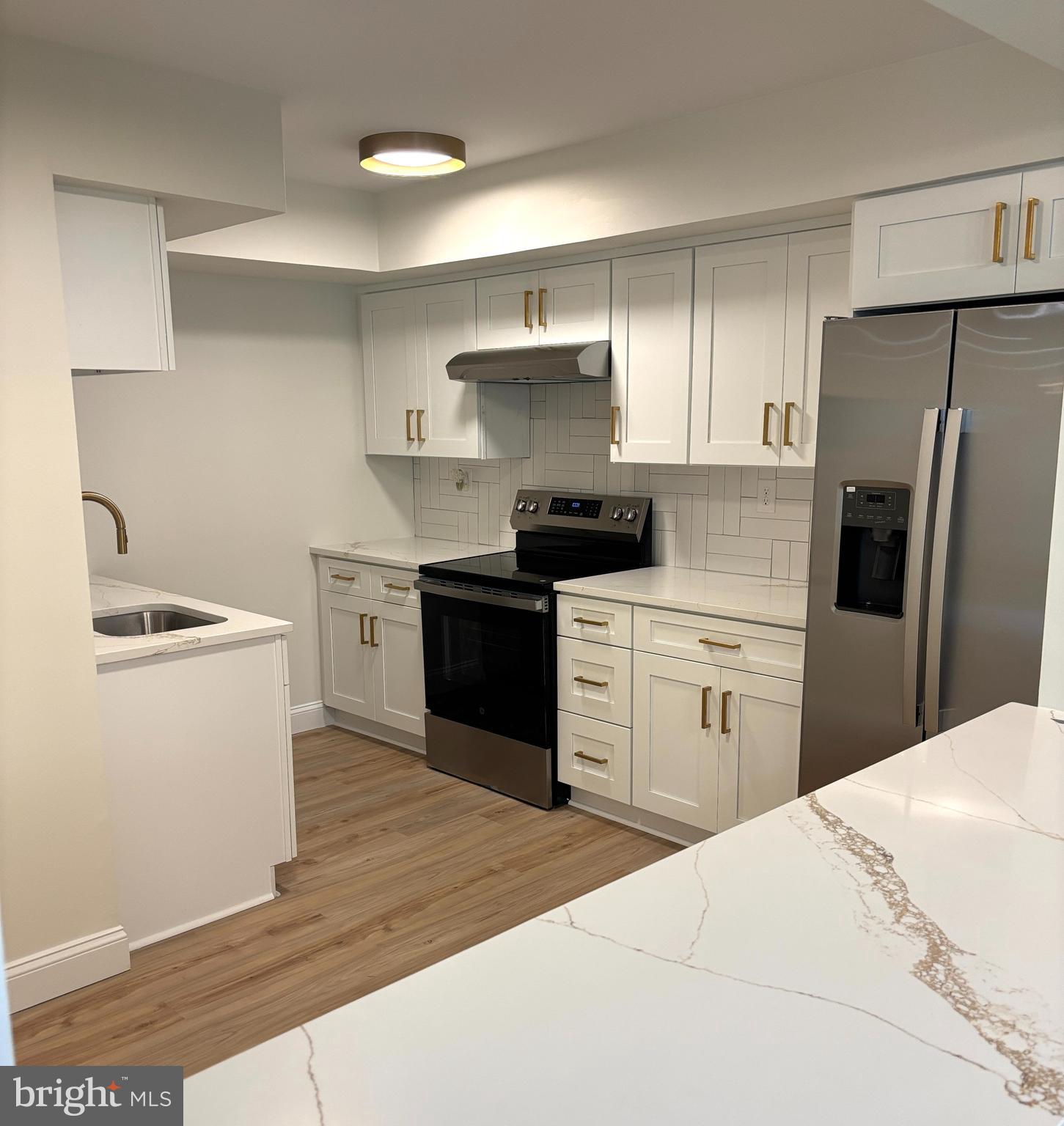 115 E KINGS HIGHWAY 211